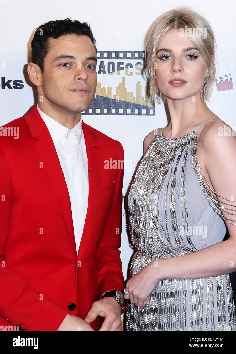 HOLLYWOOD, LOS ANGELES, CA, USA - 09 janvier : l'Acteur Rami Malek et  petite amie / actrice Lucy Boynton arrivent à la deuxième édition de la Los  Angeles Film Critics Society Award