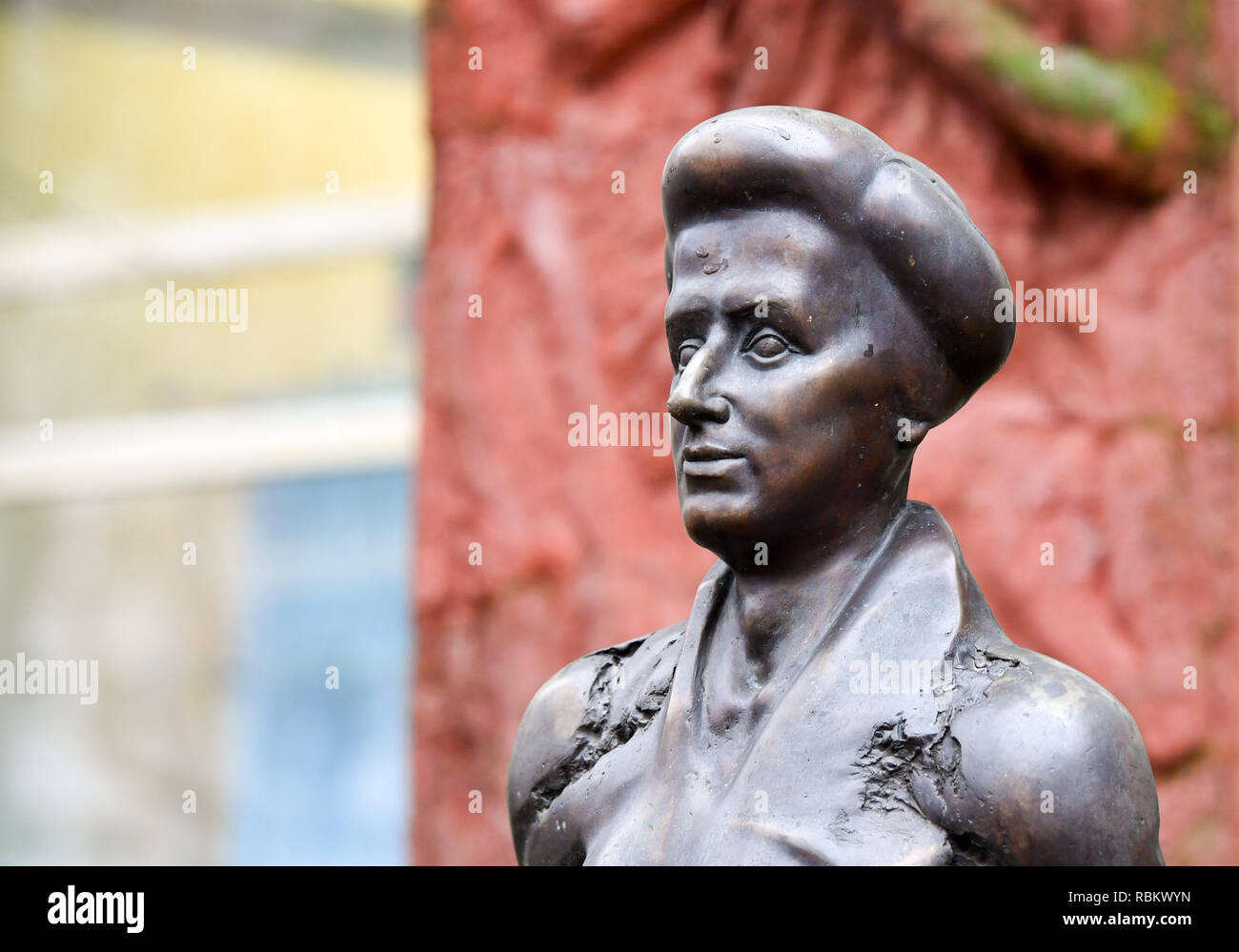 Berlin, Allemagne. 10 janvier, 2019. Une statue de Rosa Luxembourg par le sculpteur Rolf Biebl sur Franz-Mehring-Platz en face de l'édition et de l'editorial du journal bâtiment Neues Deutschland. Elle a été assassiné le 15 janvier 1919. Credit : Jens Kalaene Zentralbild-/dpa/ZB/dpa/Alamy Live News Banque D'Images