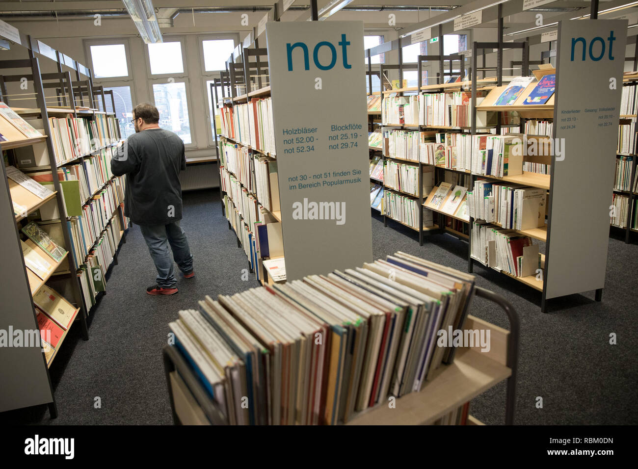 Hambourg, Allemagne. Jan 11, 2019. En vue d'un ministère de la bibliothèque centrale de l'Bücherhallen Hamburg à Hühnerposten. (Pour 'dpa donne de plus de trois millions de rouge-verte pour des halls d'adresses à partir de 11.01.2019) Crédit : Christian Charisius/dpa/Alamy Live News Banque D'Images