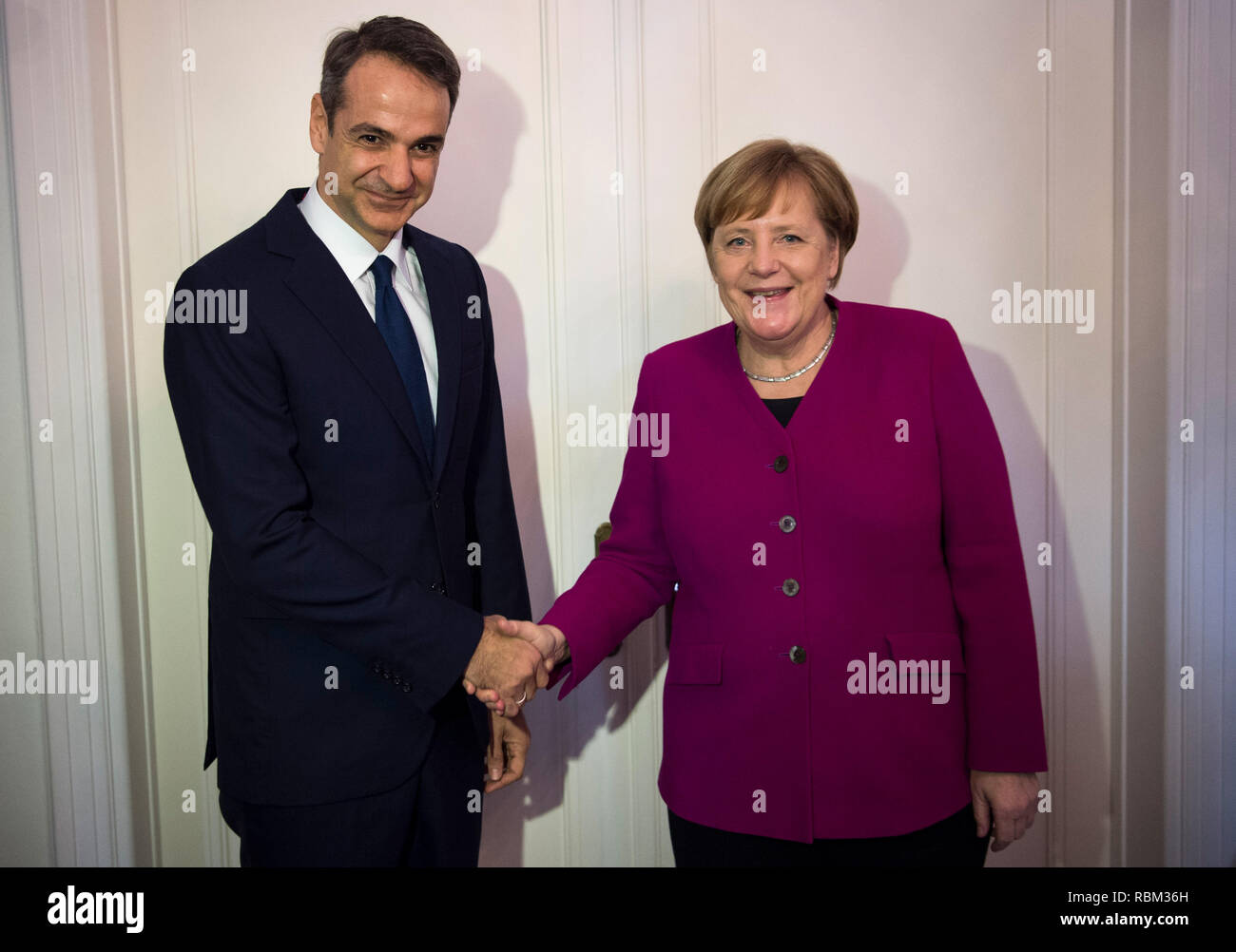 11 janvier 2019, la Grèce, Athènes : la Chancelière Angela Merkel (CDU) et Kyriakos Mitsotakis, chef du parti conservateur parti grec Nea Dimokratia et leader de l'opposition au parlement grec, se serrent la main avant une conversation. Photo : Angelos Tzortzinis/dpa Banque D'Images
