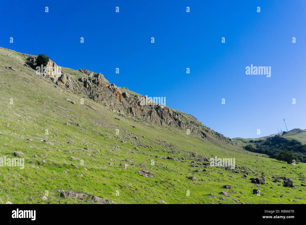 Vue vers la crête du sentier, au sud de la baie de San Francisco, Californie Banque D'Images