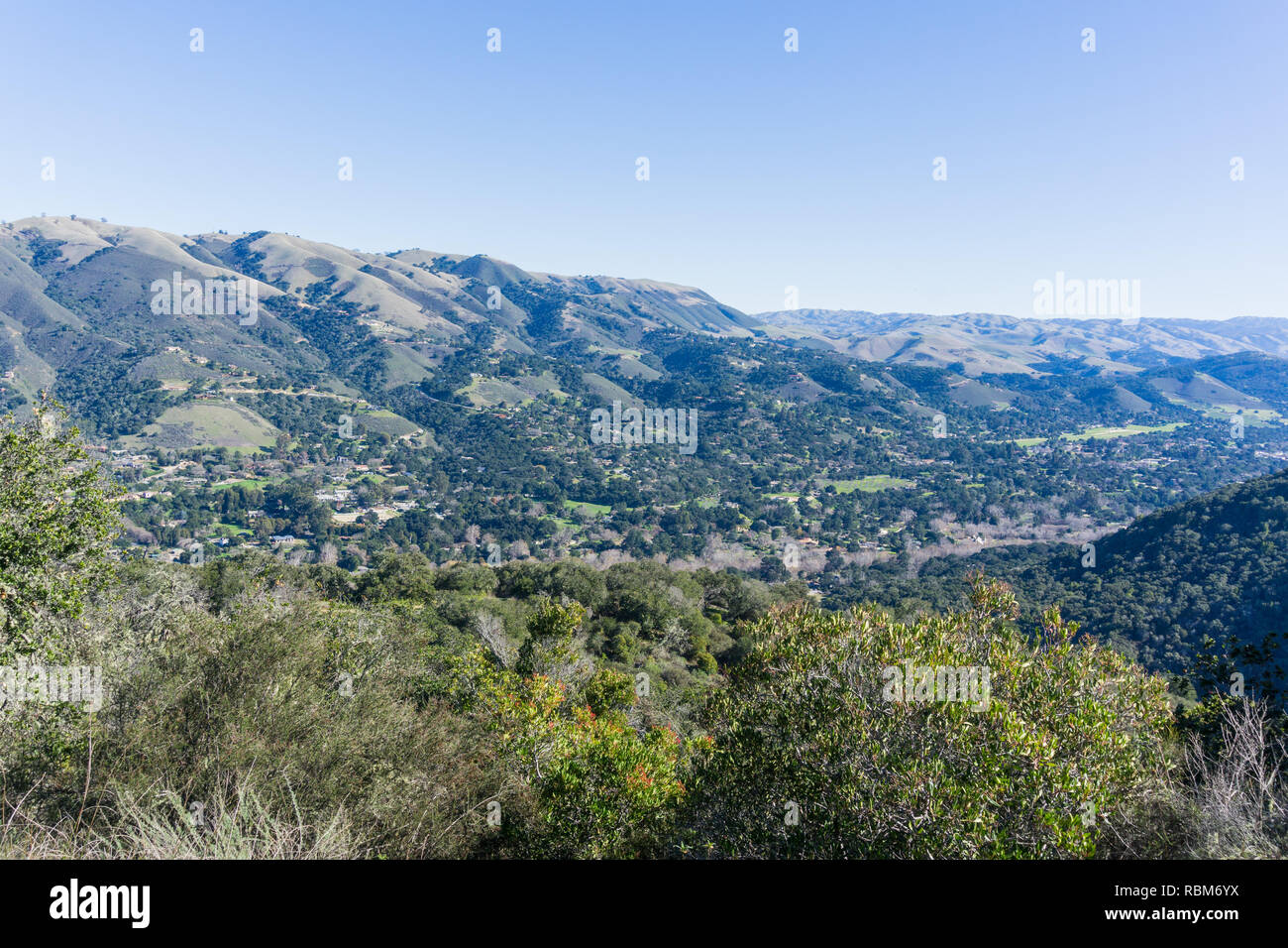 Vue vers Carmel Valley de Garland Ranch Regional Park, péninsule de Monterey, Californie Banque D'Images