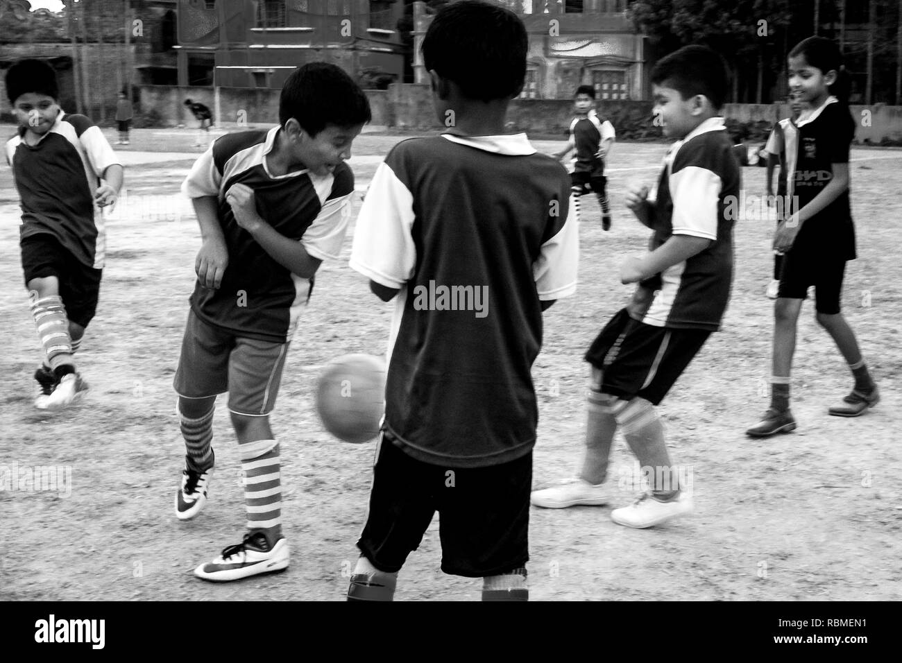 Les enfants jouent au football, pannes, Kolkata, Bengale occidental, Inde, Asie Banque D'Images