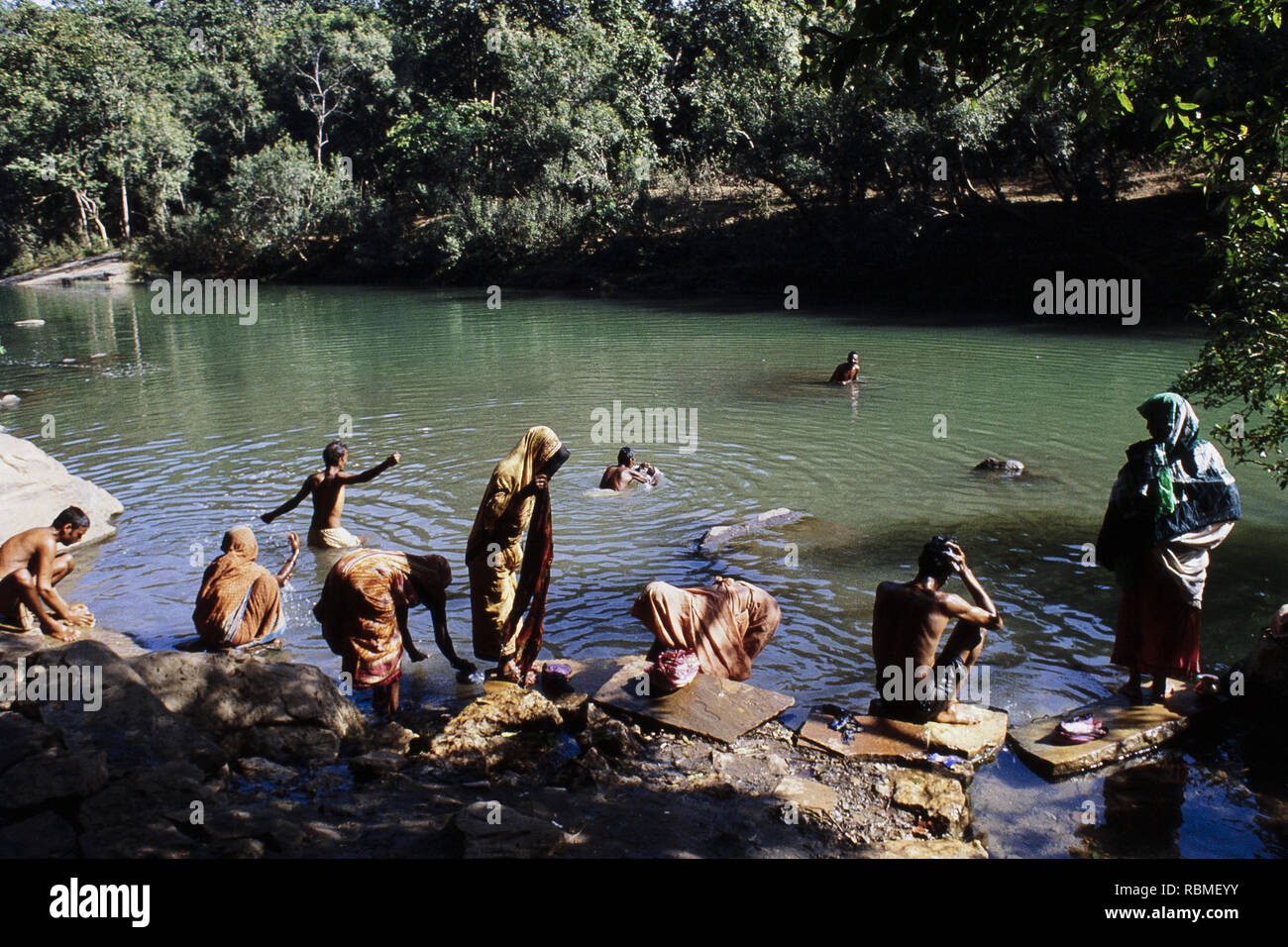 Les gens se baigner dans la rivière Mandakini, Chitrakoot, Uttar Pradesh, Inde, Asie Banque D'Images