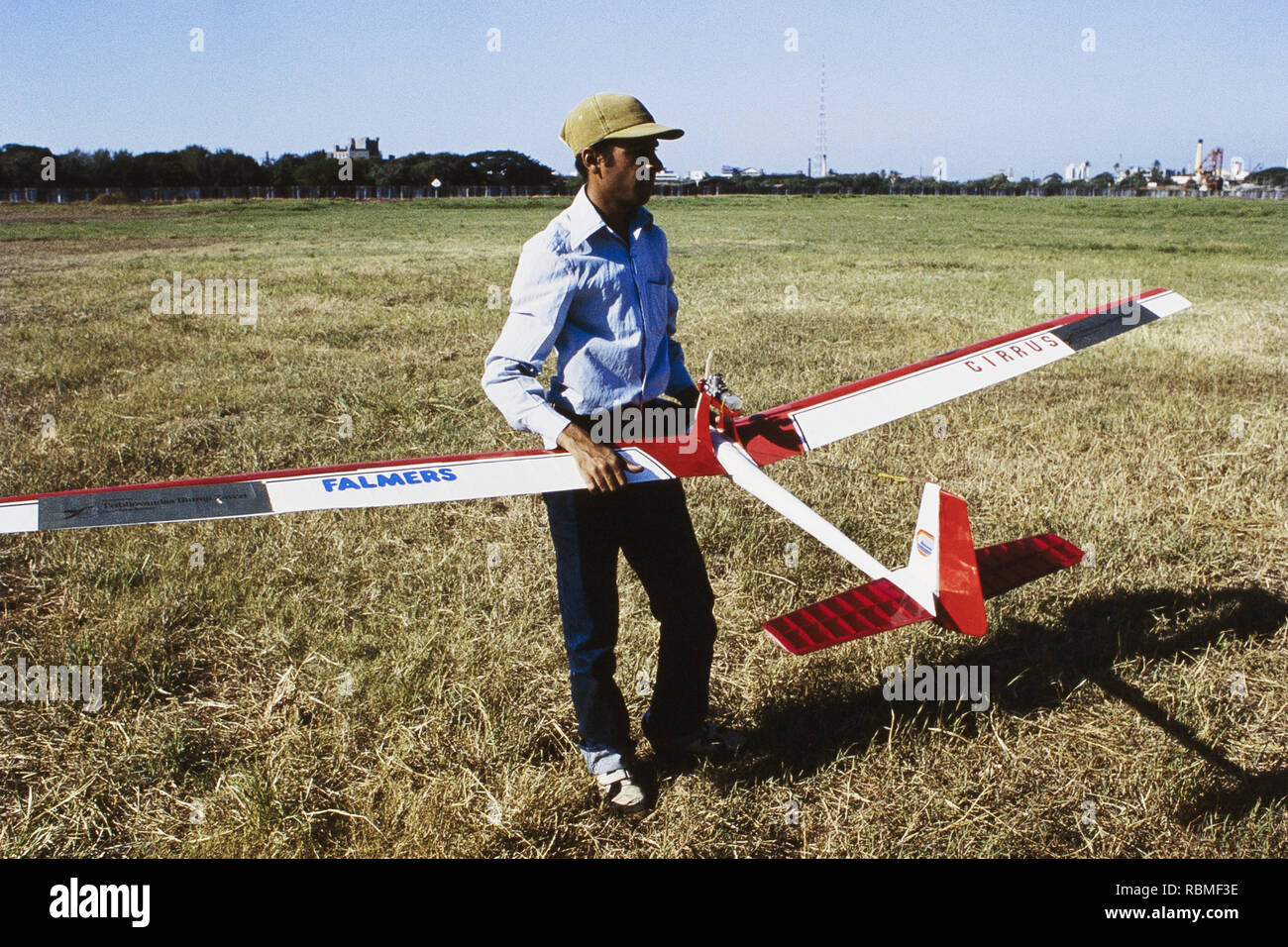 Man holding maquette avion sur paysage herbeux, l'Inde, l'Asie Banque D'Images