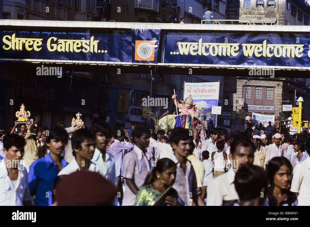 Les gens se sont réunis pour observer l'immersion de cérémonie d'idoles en mer, l'Inde, l'Asie Banque D'Images