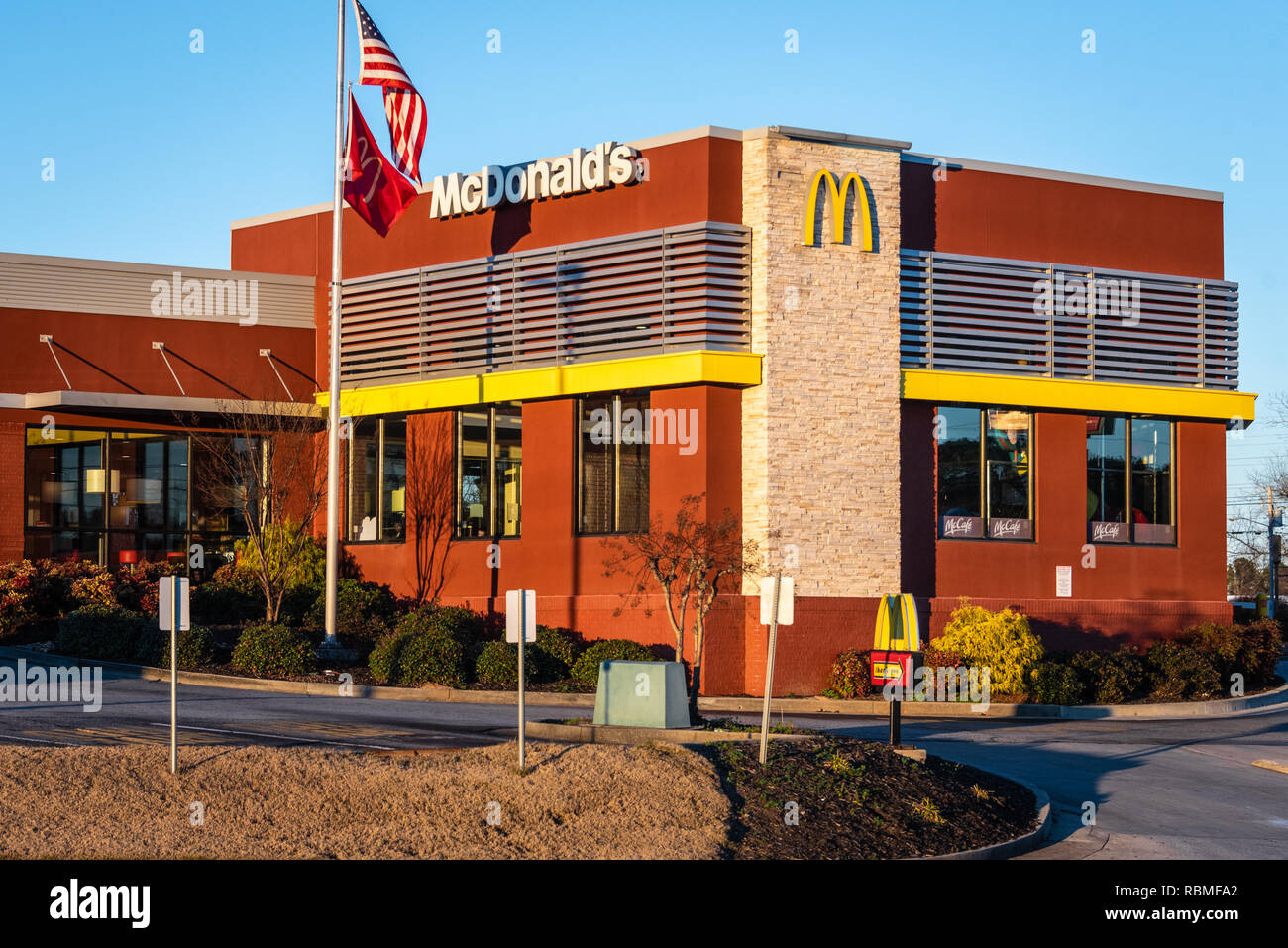 Restaurant McDonald's au coucher du soleil sur l'autoroute Atlanta à Loganville, Géorgie. (USA) Banque D'Images