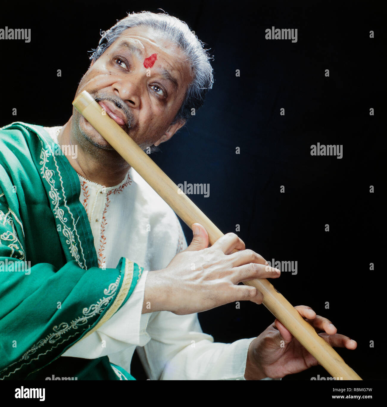 Bhimsen Joshi Chaurasia jouant de la flûte, l'Inde, l'Asie Banque D'Images