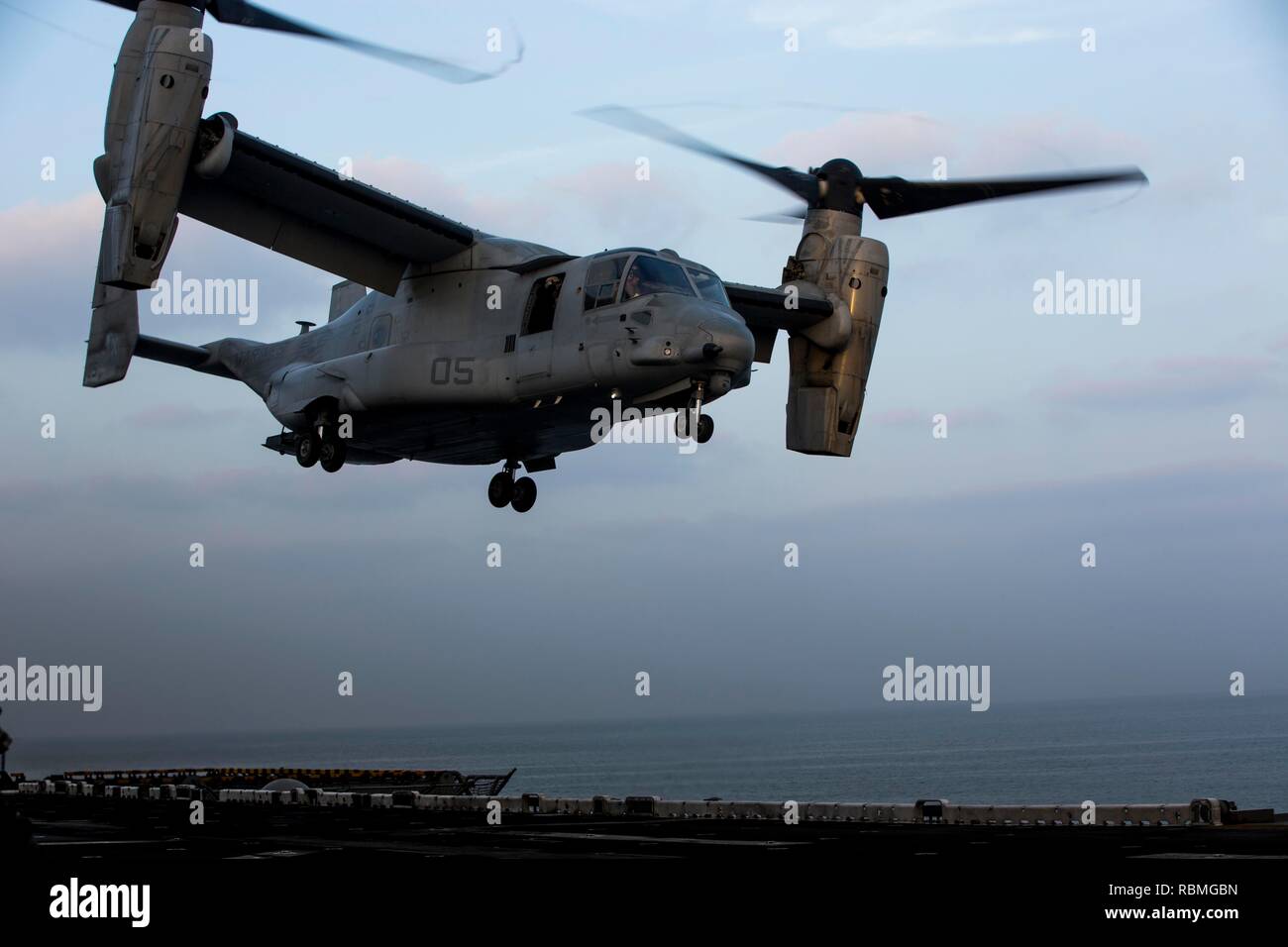 La mer d'Oman - Une MV-22B Osprey affectés à l'escadron 166 à rotors basculants moyen maritime (VMM) renforcés, 13e Marine Expeditionary Unit (MEU), décolle de la Guêpe-classe d'assaut amphibie USS Essex (DG 2), le 9 janvier 2019. L'Essex est le navire amiral de la Essex Groupe amphibie et, avec l'entrepris 13e MEU, est déployé sur le 5e flotte américaine zone d'opérations à l'appui des opérations navales pour assurer la stabilité et la sécurité maritime dans la région Centrale, reliant la Méditerranée et le Pacifique à travers l'ouest de l'Océan indien et trois points d'étranglement stratégiques. (U.S. Marine Corps p Banque D'Images