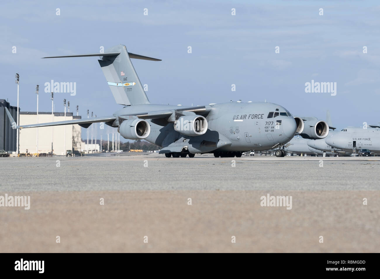 Un C-17A Globemaster III des taxis en bas de la ligne de vol avant le décollage le 9 janvier 2019 à Dover Air Force Base, Del. Treize C-17que sont affectés à Dover AFB. (U.S. Air Force photo de Roland Balik) Banque D'Images Un C-17A Globemaster III des taxis en bas de la ligne de vol avant le décollage le 9 janvier 2019 à Dover Air Force Base, Del. Treize C-17que sont affectés à Dover AFB. (U.S. Air Force photo de Roland Balik) Banque D'Images