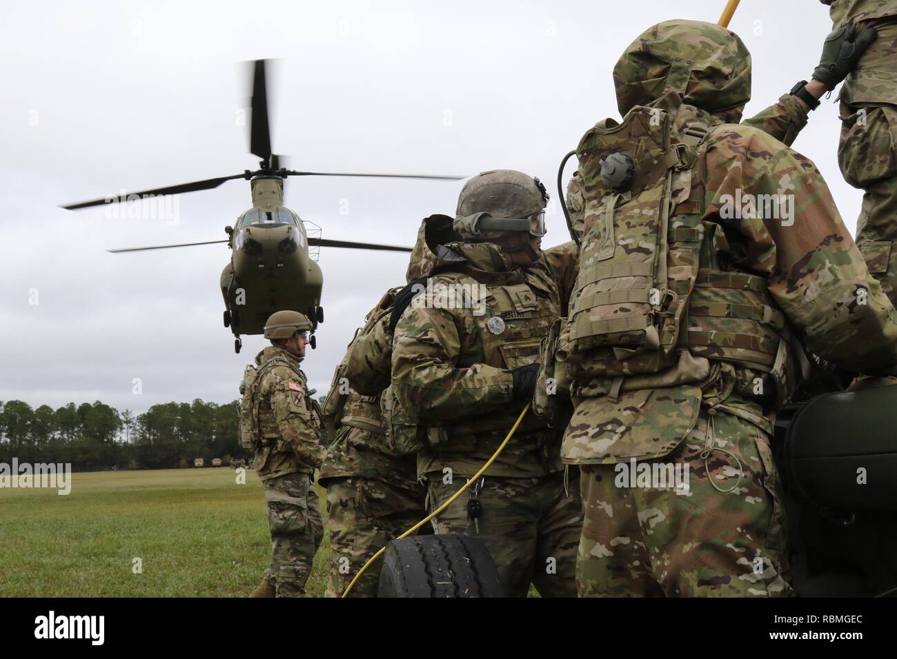 Les soldats du 1er bataillon du 118e régiment d'artillerie 48e Infantry Brigade Combat Team, 3e Division d'infanterie, mène des opérations de charge sous élingue avec, le 15 novembre à Fort Stewart, Ga. Banque D'Images