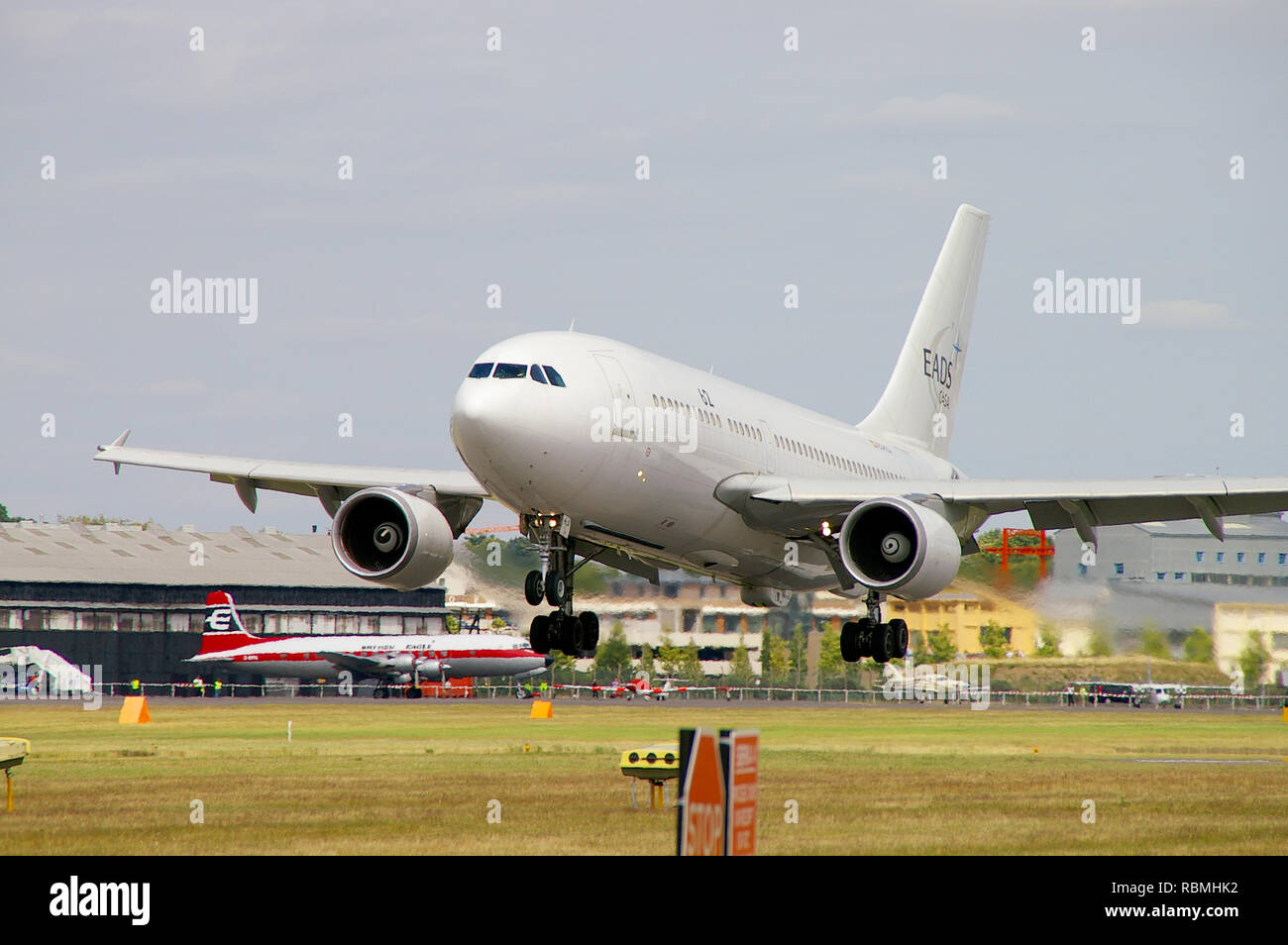 EADS CASA Airbus A310 -324 MRTT avion-citerne multirôle transport au salon international de Farnborough. Camion-citerne et chargement à double rôle Banque D'Images