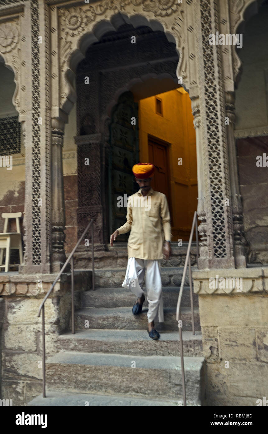 Man Walking down steps dans Fort Mehrangarh, Jodhpur, Rajasthan, Inde, Asie Banque D'Images
