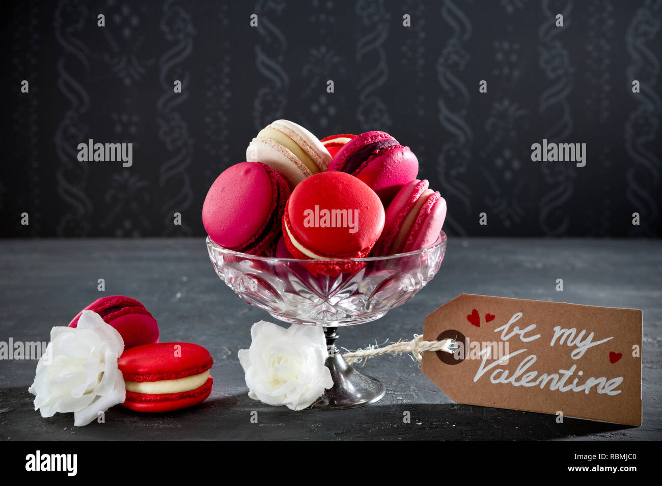 Une collection de macarons roses pour la Saint Valentin. Banque D'Images