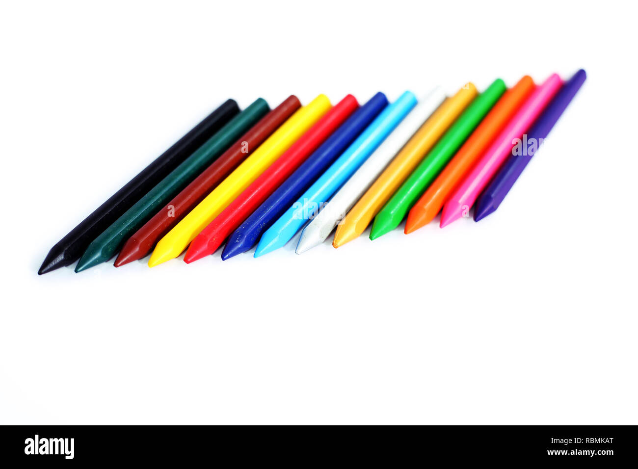 Ensemble de crayons pastels de couleur en ligne. Isolé sur le fond blanc. Banque D'Images