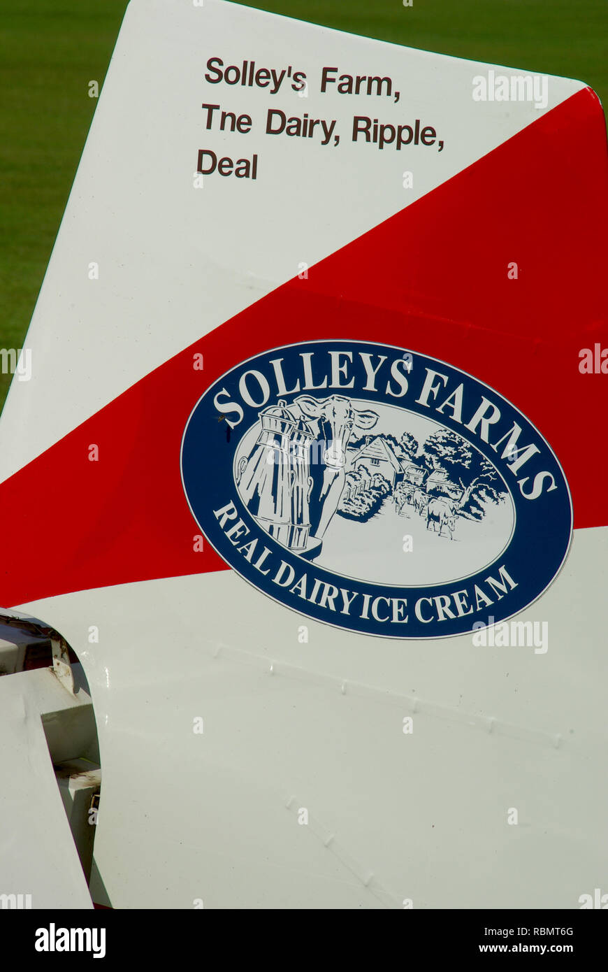 Jodel D112-G avion léger BIEO appartenant à Solleys Crème glacée Lait réel fermes d'ondulation, de faire face à la publicité sur la queue Banque D'Images