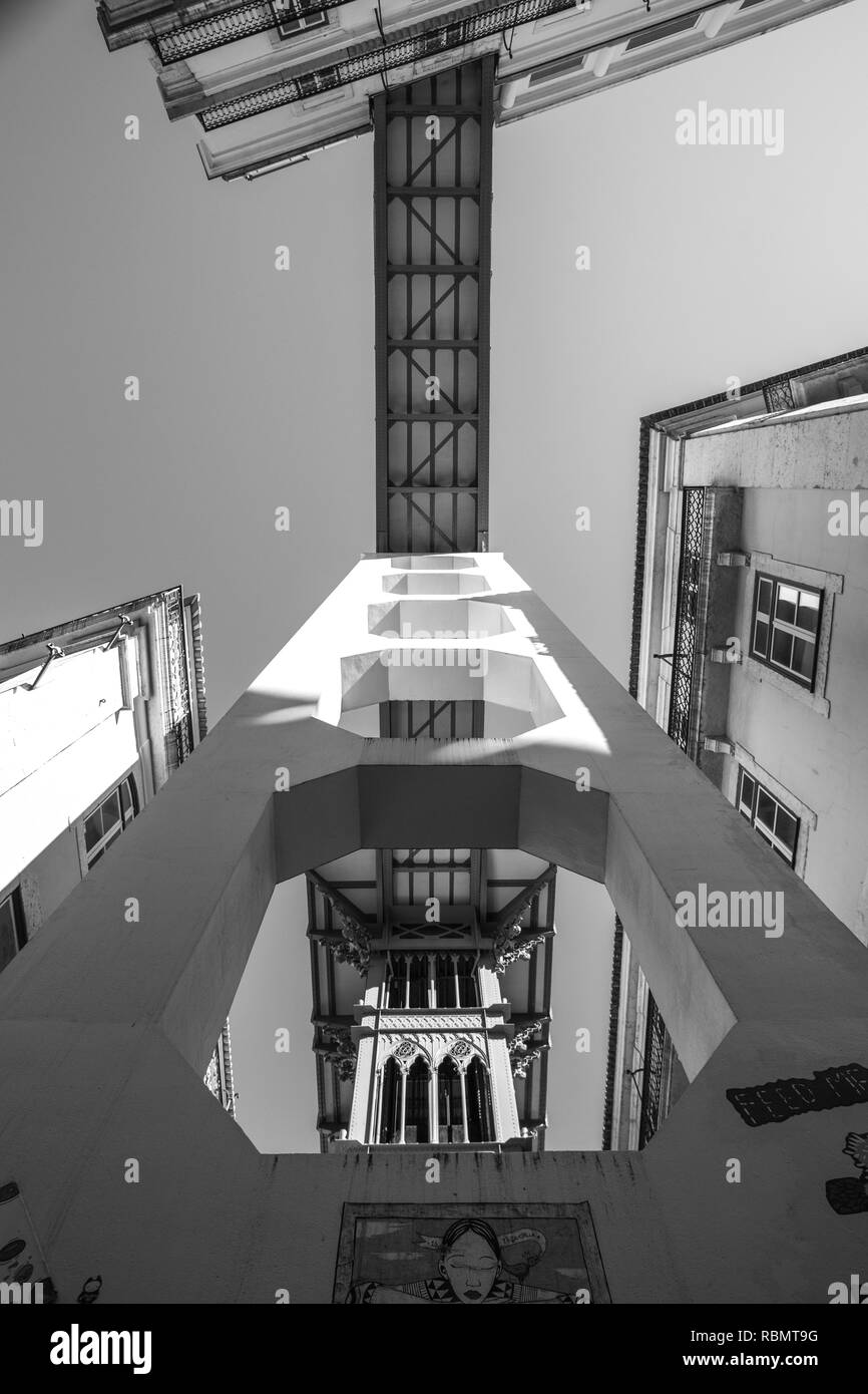 Low angle view of ascenseur de Santa Justa, Lisbonne, Portugal. Photo en noir et blanc. Banque D'Images