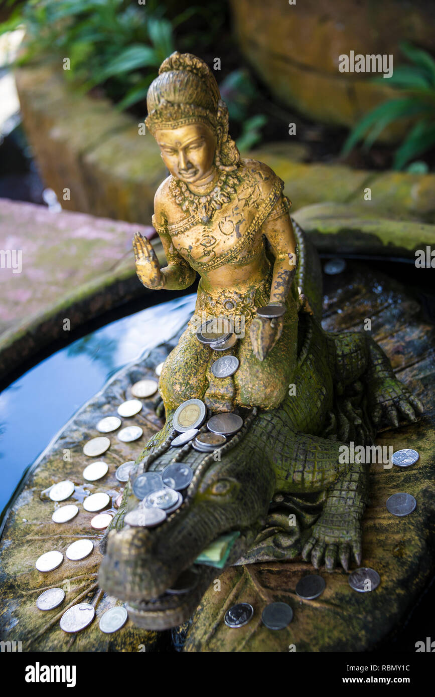 Statue en or à Phuket en Thaïlande. Jour 19 Décembre 2018 Banque D'Images
