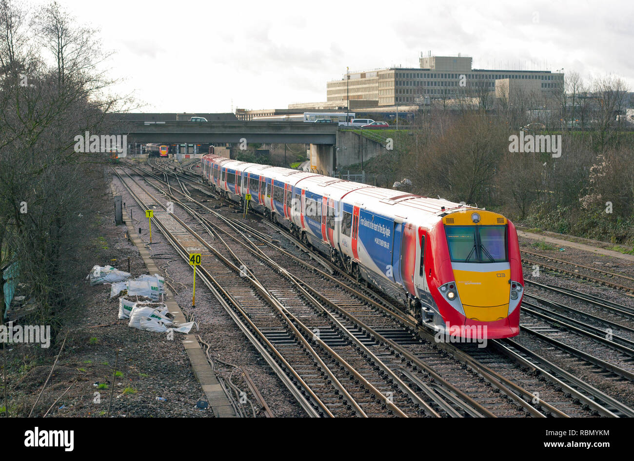 Une classe 460 8GAT Numéro d'unité Juniper 460003 départ depuis l'aéroport de Gatwick, avec un service Gatwick Express. Banque D'Images