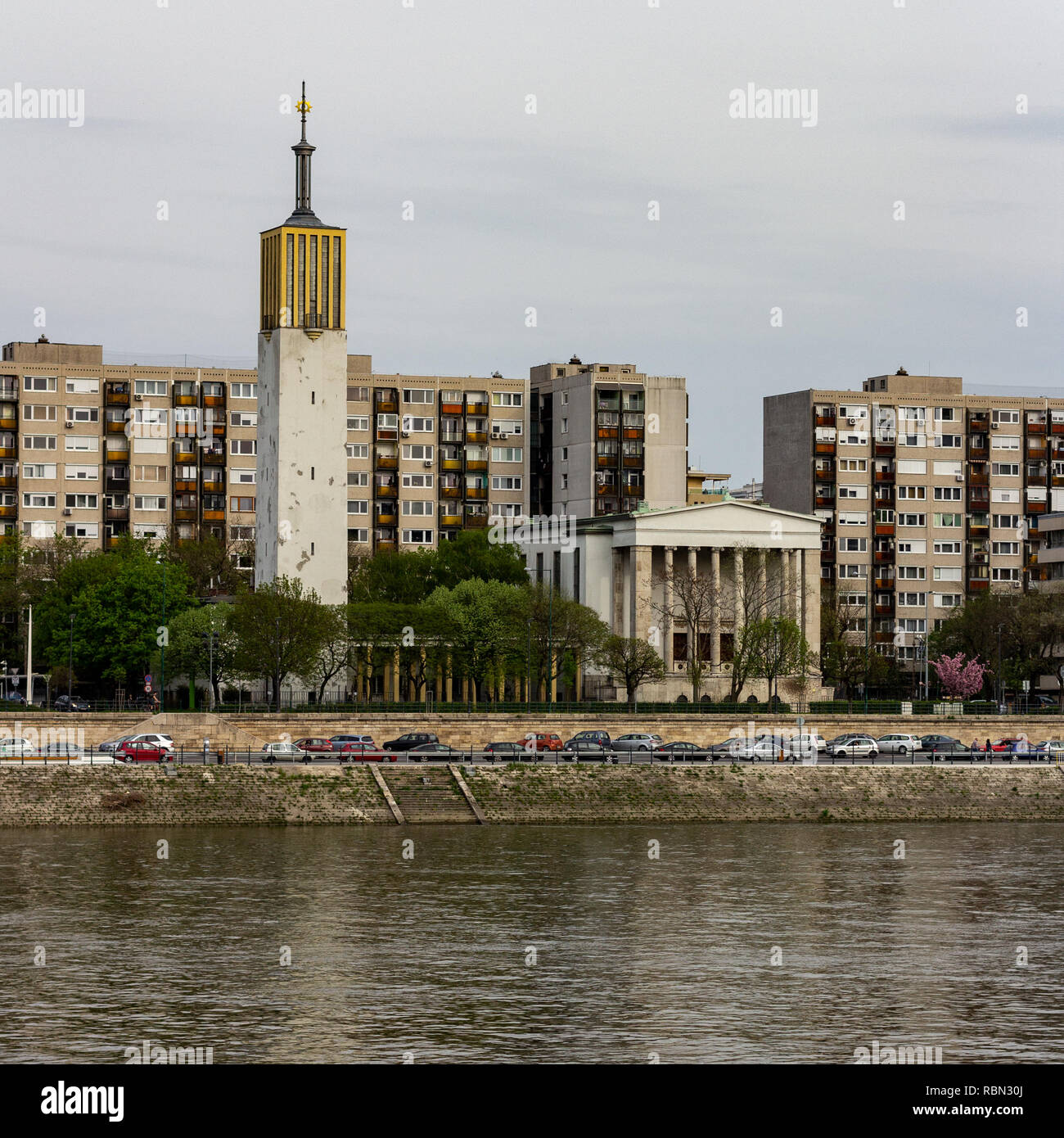 Sur le côté Pest du Danube River est l'église de grâce avec des colonnes de style grec et un éminent tower Banque D'Images