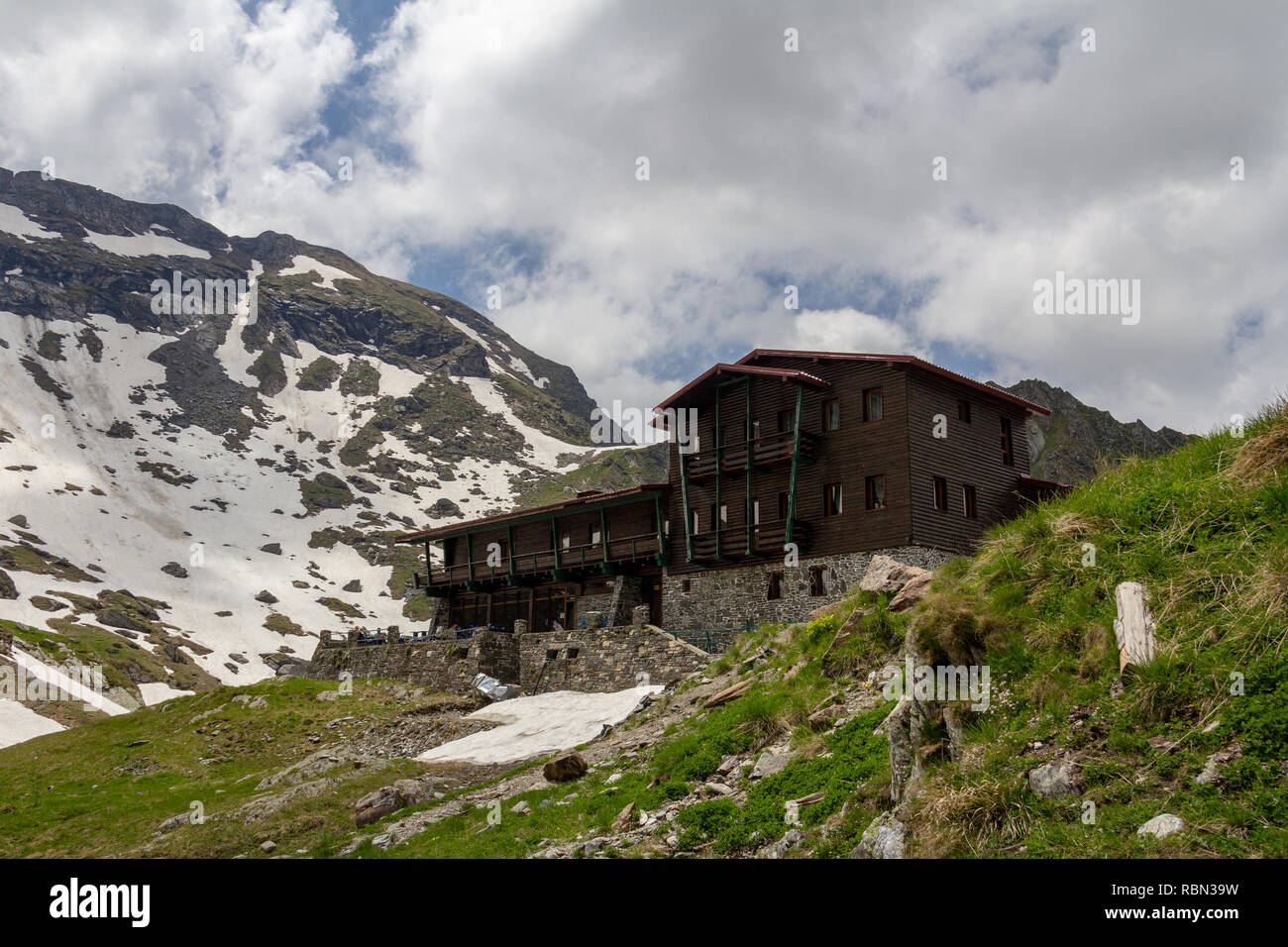 Un Lodge est situé sur les rives du lac Balea en Roumanie Banque D'Images