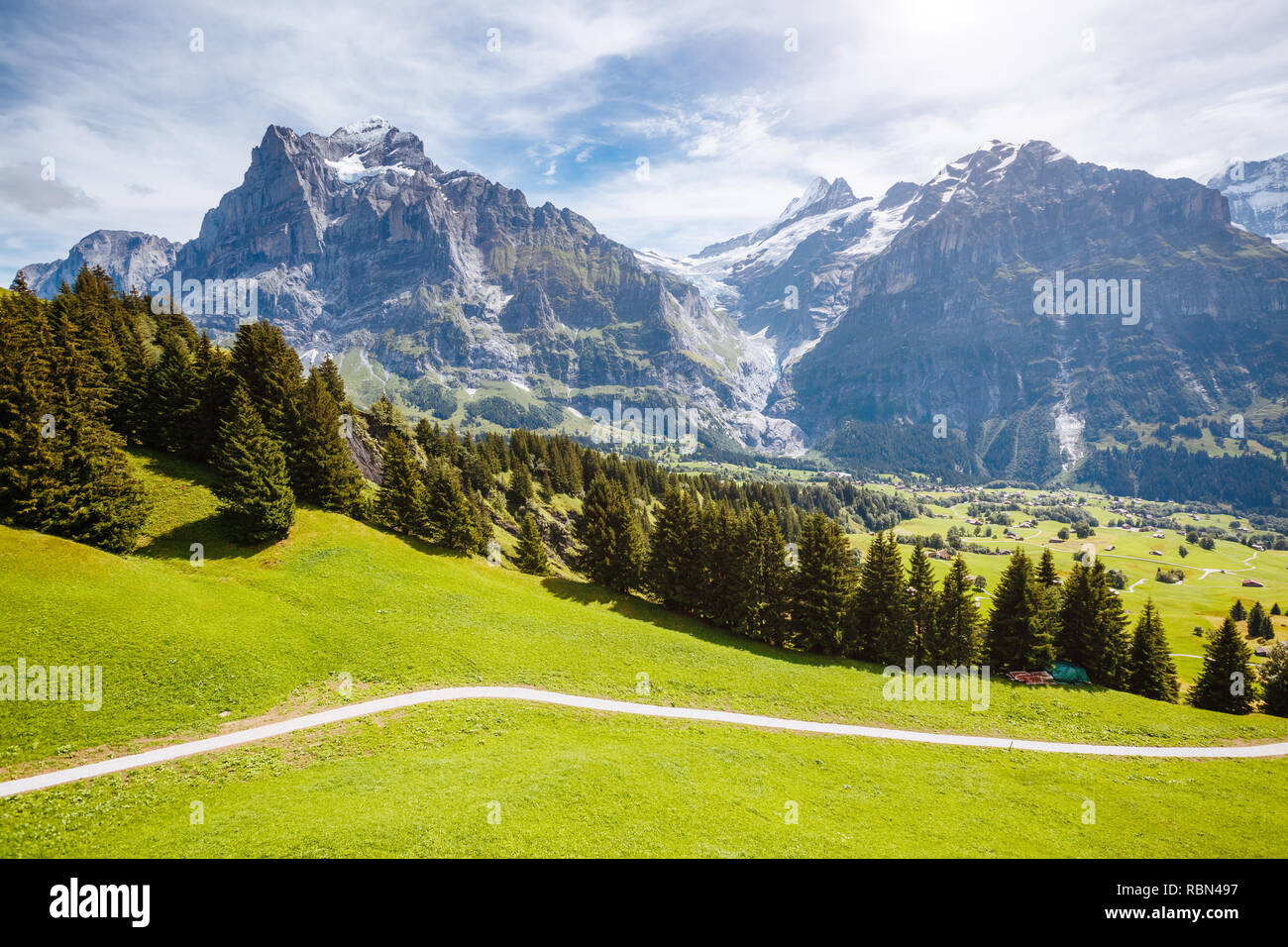 Vue impressionnante de alpine village Eiger. Pittoresque. Attraction touristique populaire. Emplacement Placez alpes suisses, de la vallée de Grindelwald. Banque D'Images