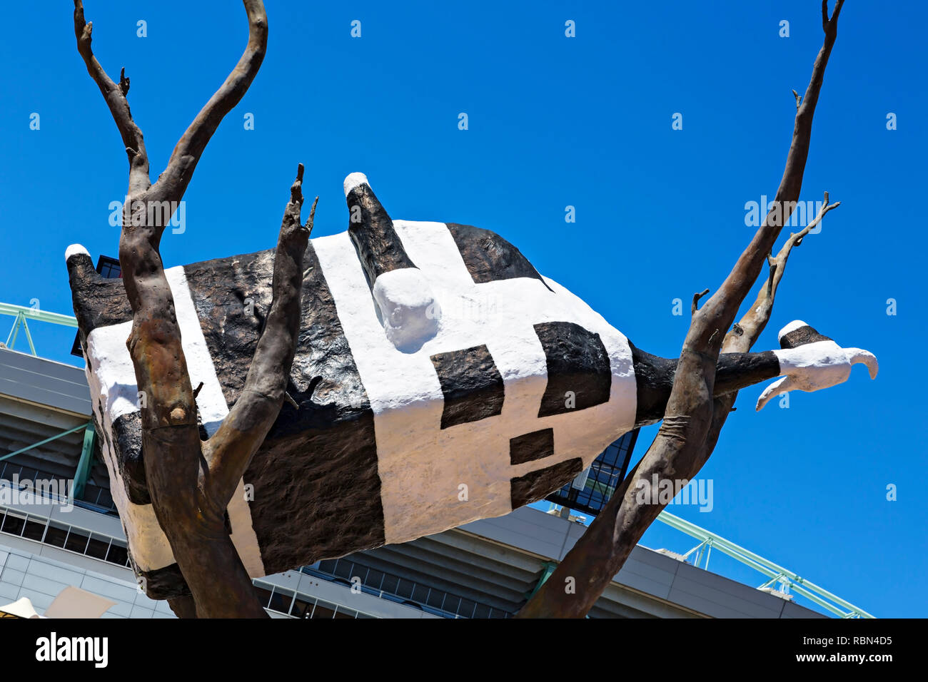 La vache dans un arbre sculpture à Melbourne Docklands.La sculpture à thème a été créée en 1999 par l'artiste australien John Kelly.Il pèse quatre Banque D'Images