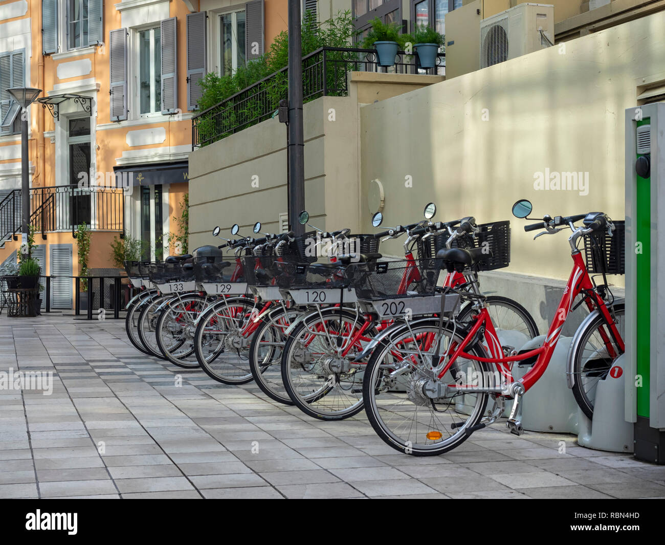 MONTE CARLO, MONACO: 26 MAI 2018: Location électrique de vélo avec e-Bikes Banque D'Images