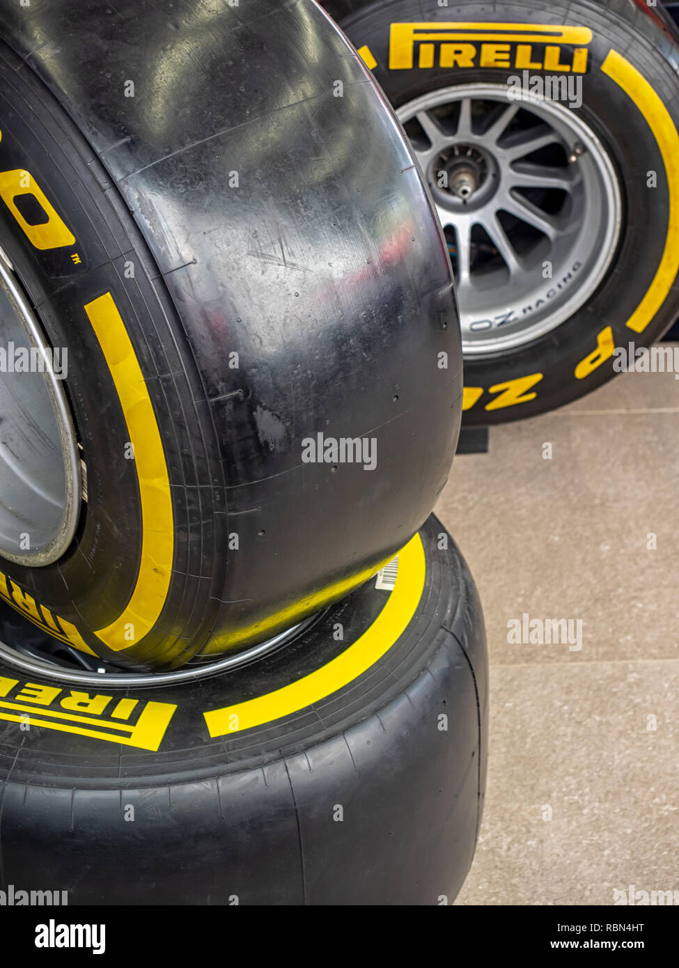 Les pneus Pirelli F1 - Soft jaune Photo Stock - Alamy