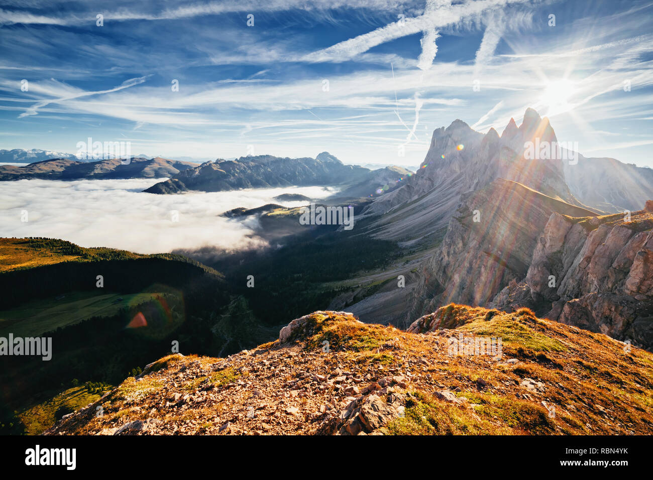 Vue aérienne de la vallée alpine de la lumière du soleil. Grand et magnifique scène du matin. Emplacement Placez le Parc National Puez-Odle, Gardena, pic de Seceda, Geisler Banque D'Images