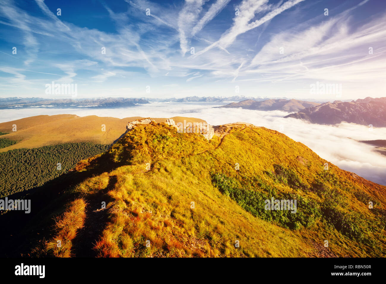 Vue aérienne de la vallée alpine de la lumière du soleil. Grand et magnifique scène du matin. Emplacement Placez National Park ou Puez Odle Geisler, pic de Seceda, jardin Banque D'Images