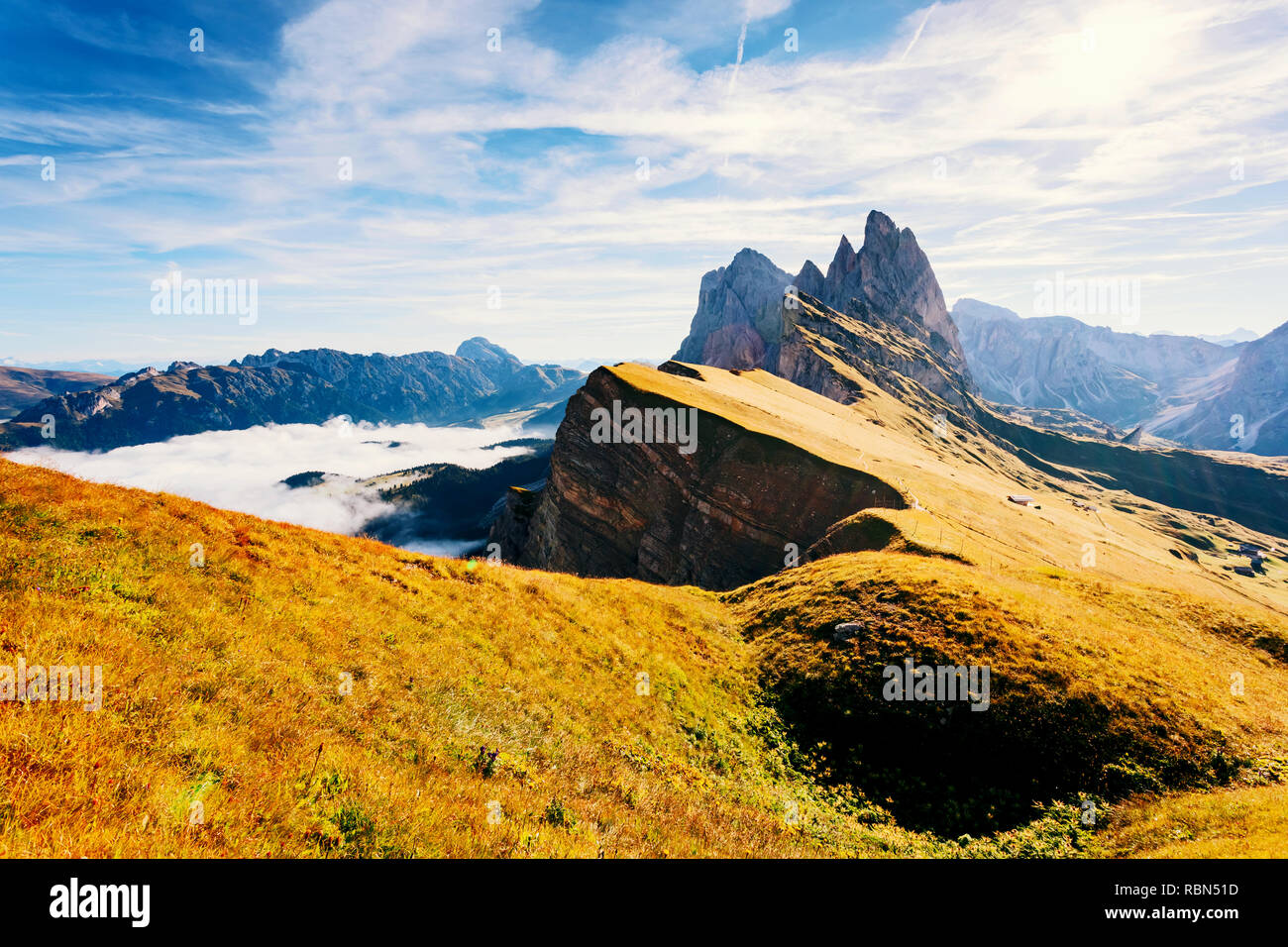 Vue aérienne de la vallée alpine de la lumière du soleil. Grand et magnifique scène du matin. Emplacement Placez le Parc National Puez-Odle, Gardena, pic de Seceda, Geisler Banque D'Images