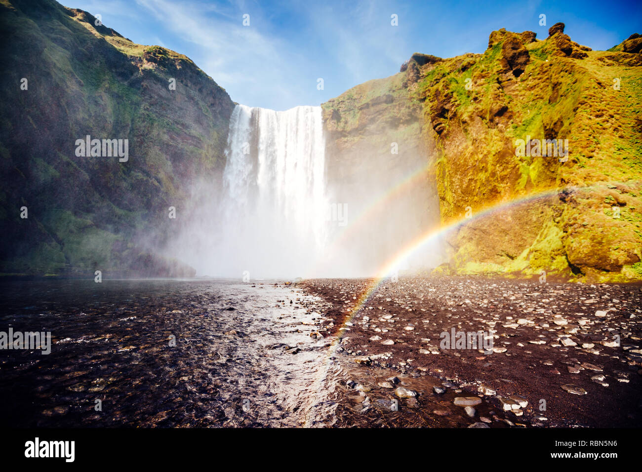 Très belle vue de Skogafoss chute et d'un cadre pittoresque. Dramatique et pittoresque. Attraction touristique populaire. Lieu célèbre place Skoga riv Banque D'Images