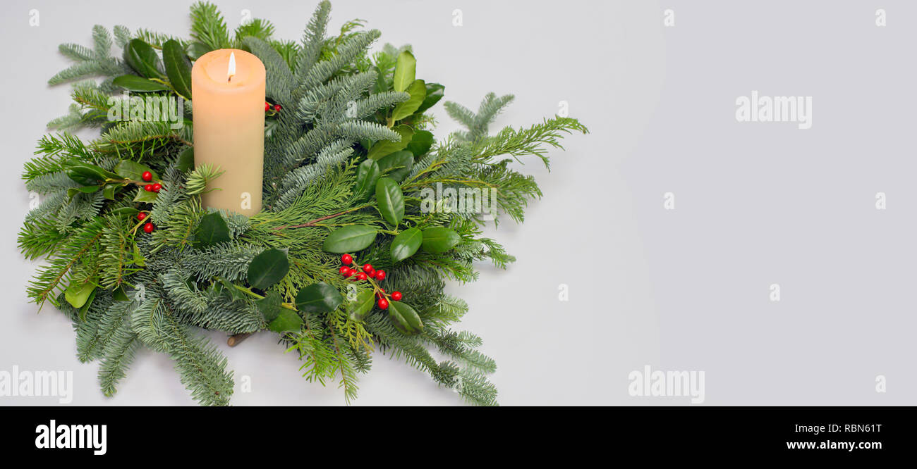 Un cercle de branches de sapin de différentes variétés. Vert et Bleu, branches de sapin Nordmann branches de conifères et de houx (Ilex) se coucher sur papier blanc background Banque D'Images