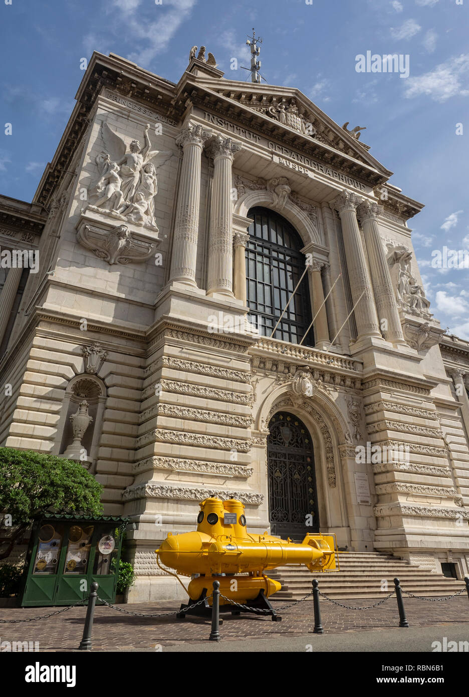 MONTE CARLO, MONACO : 26 MAI 2018 : mini-sous-marin jaune Anorep 1 devant le Musée océanographique (Musée océanographique). Banque D'Images