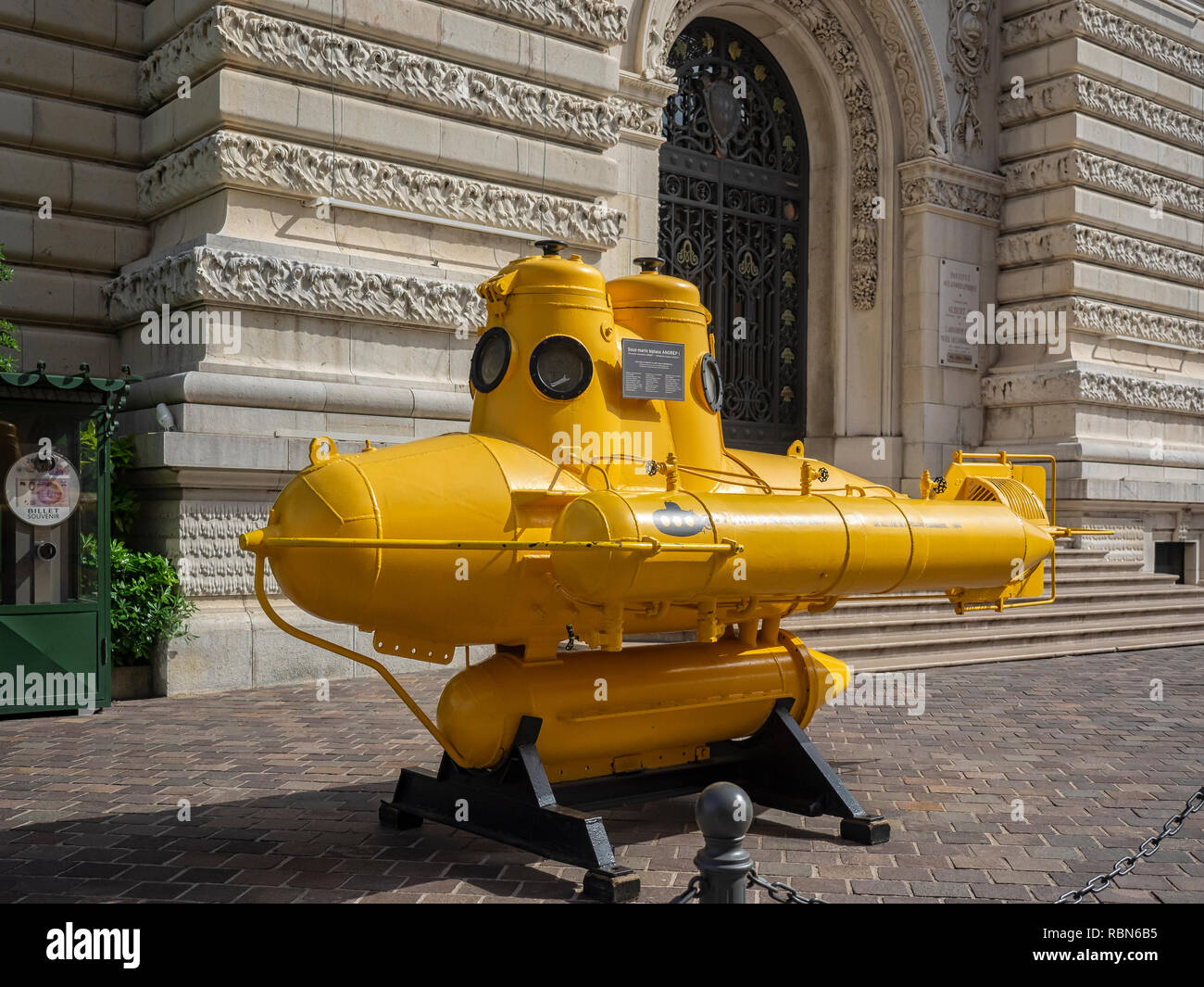 MONTE CARLO, MONACO : 26 MAI 2018 : mini-sous-marin jaune Anorep 1 devant le Musée océanographique (Musée océanographique). Banque D'Images