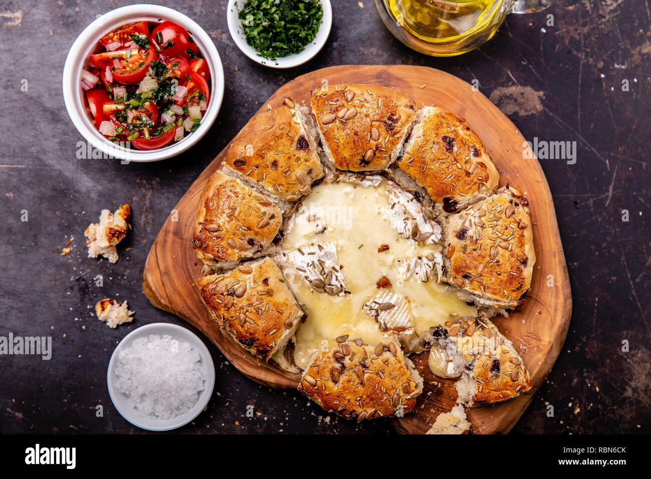 Le camembert cuit au four avec du pain aux herbes servi avec salade de tomates et d'huile d'olive Banque D'Images