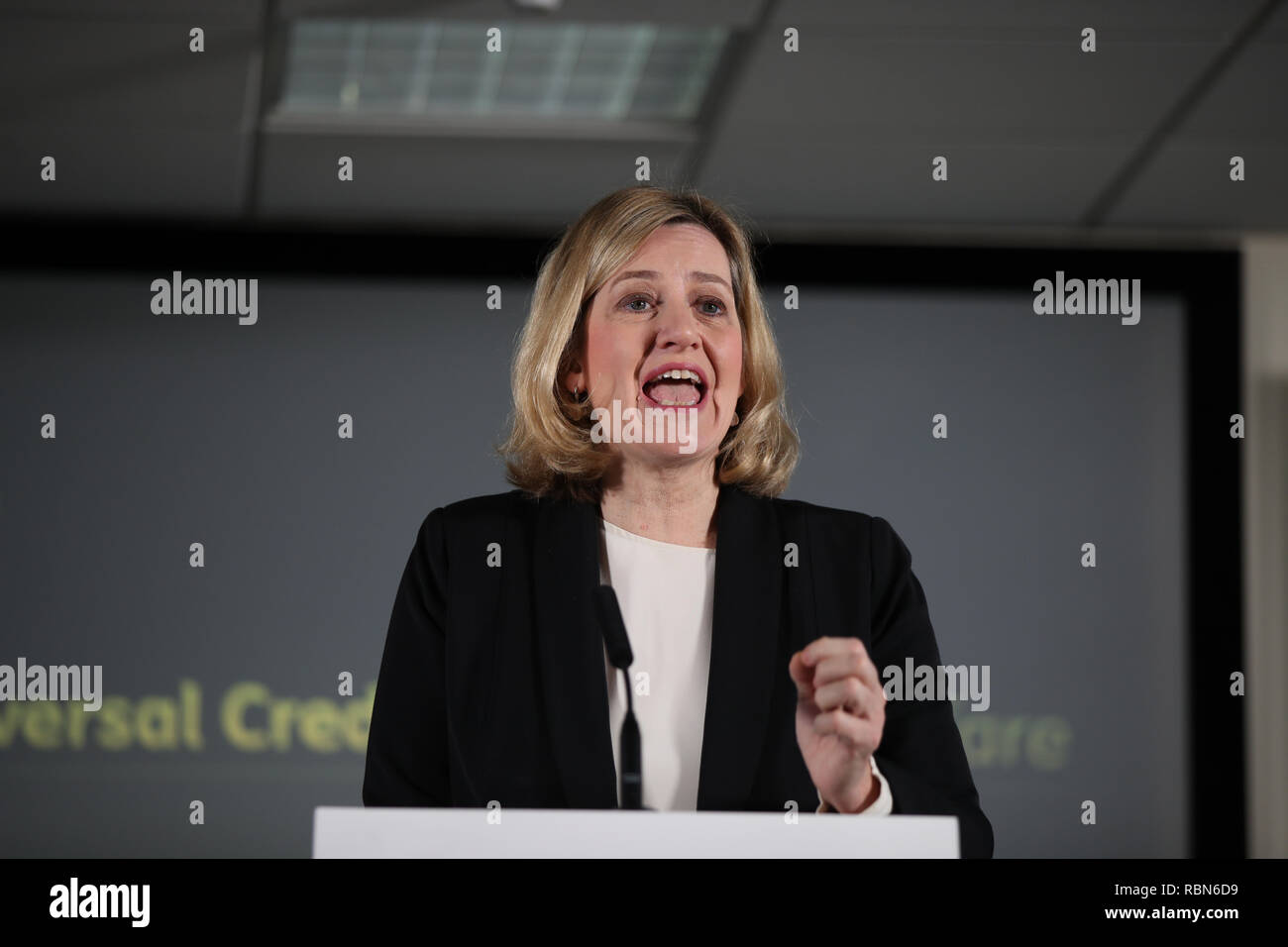 Du travail et des retraites Rudd Ambre une conférence à Kennington Jobcentre, Londres, où elle a annoncé que les plans controversés à posteriori étendre le bénéfice de l'enfant cap à nouveau crédit universel (UC) prestataires doivent être mis au rebut. Banque D'Images