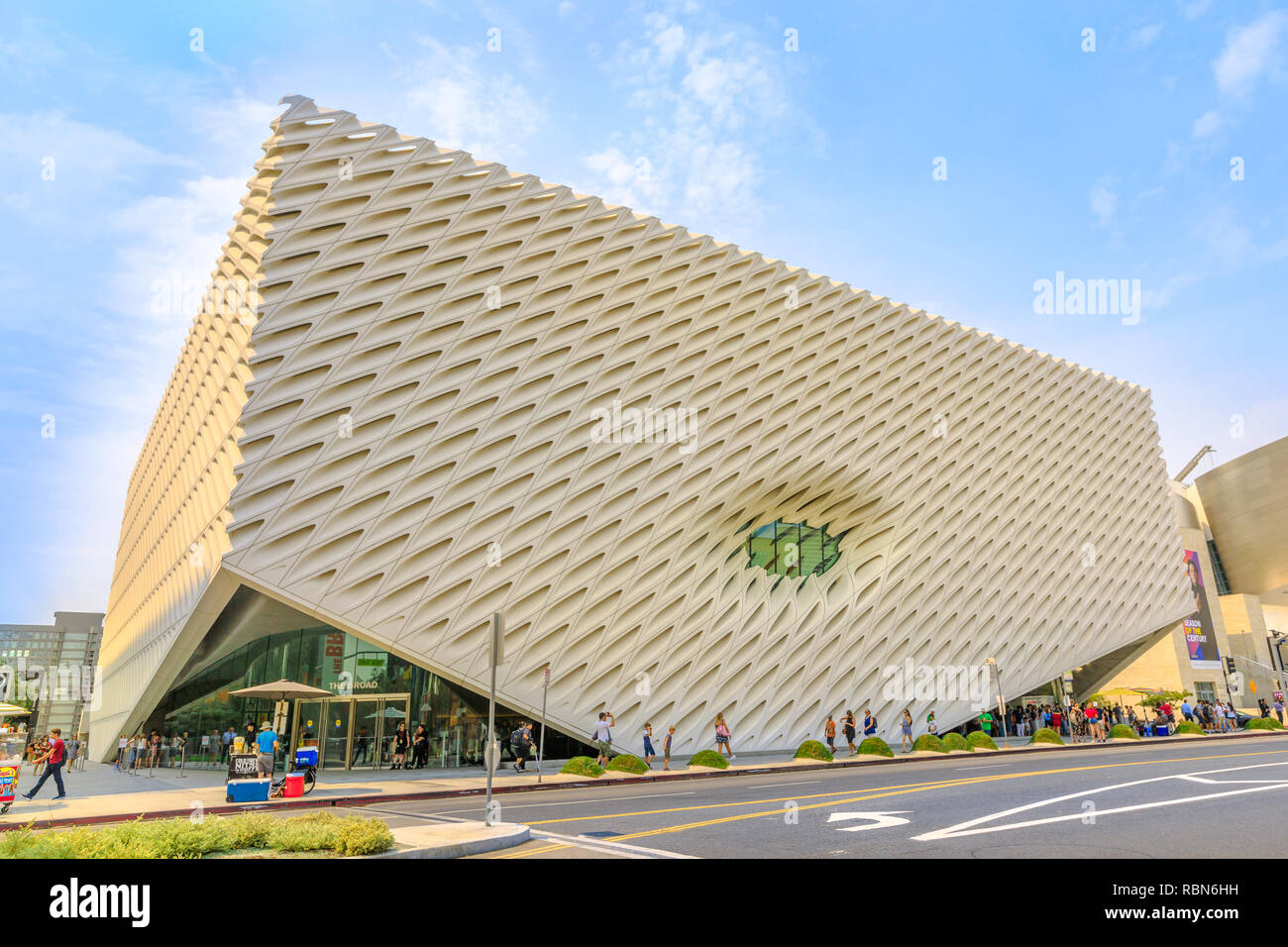 Los Angeles, California, United States - 9 août 2018 : la grande structure futuriste des grandes orientations, un musée d'art contemporain sur le Grand Avenue dans le centre-ville de Los Angeles. Ciel bleu dans une journée ensoleillée. Banque D'Images