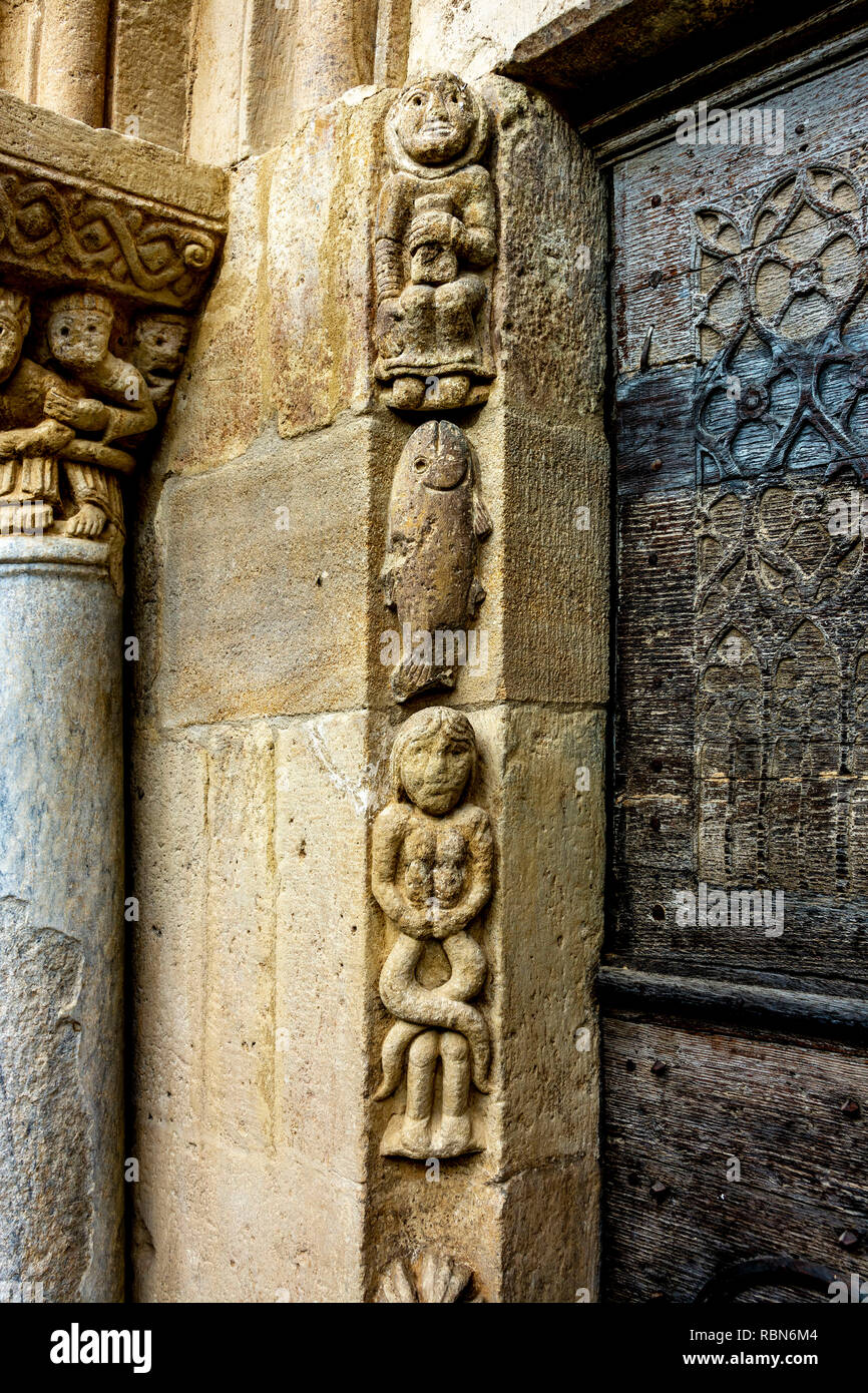 Sculptures complexes sur l'entrée de l'église romane à Mailhat, Puy de Dôme, Auvergne Rhône Alpes, France Banque D'Images