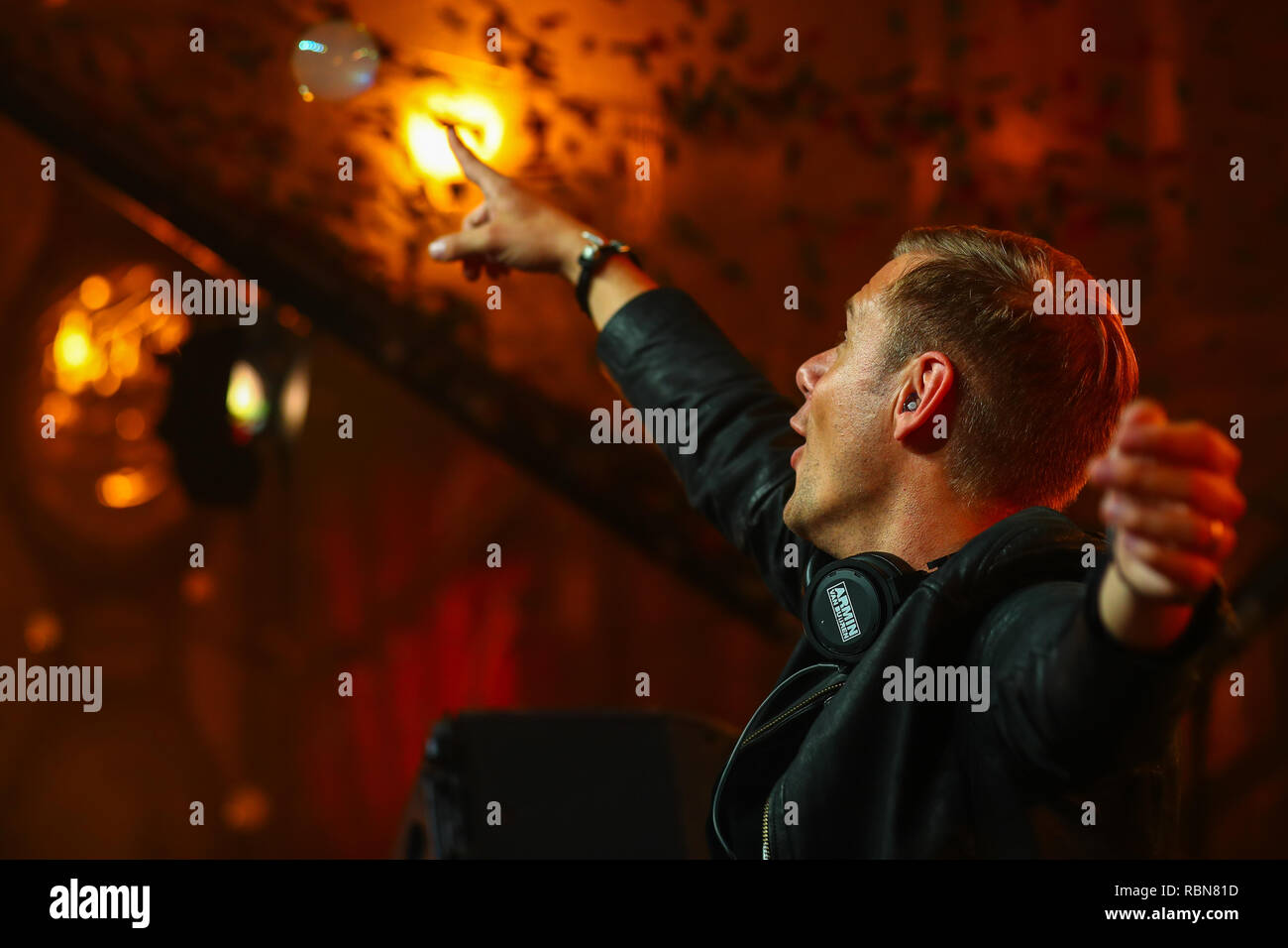 Le célèbre dj néerlandais armin van Buuren perfroming live au festival de musique de danse électronique tomorrowland Banque D'Images