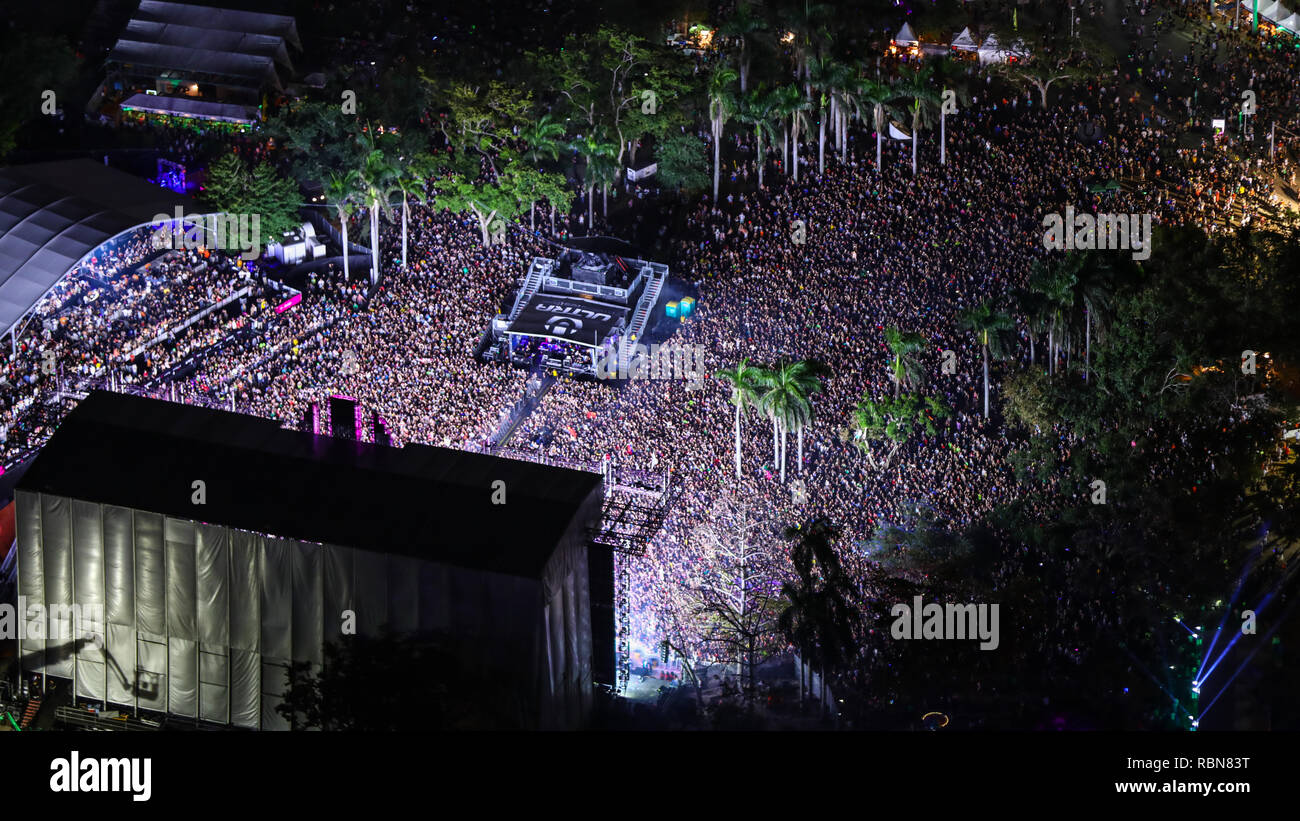 Aperçu de l'ultra music festival de Miami ou ultra du dessus avec grande foule et palmiers Banque D'Images