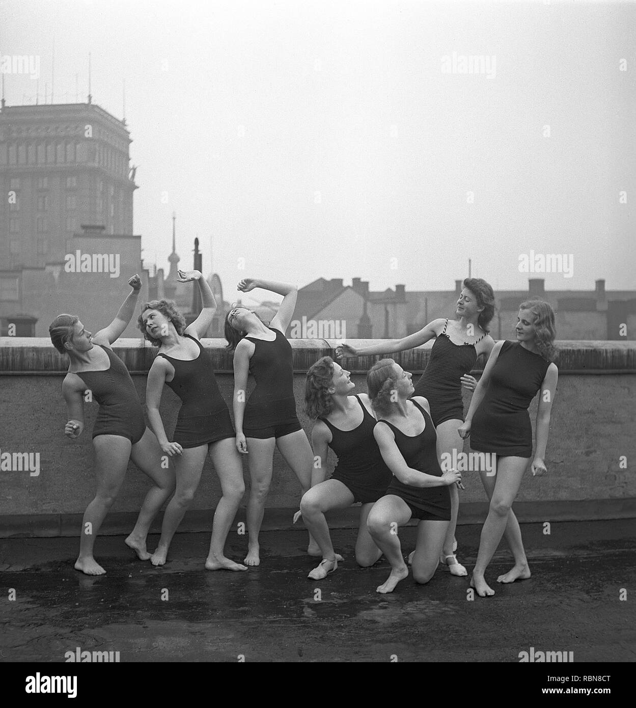 Les gymnastes, dans les années 40. Un groupe de femmes gymnastes s'entraînent ensemble sur un sommet d'un bâtiment. Photo Suède Kristoffersson Ref O7-1-6. Suède 1945 Banque D'Images