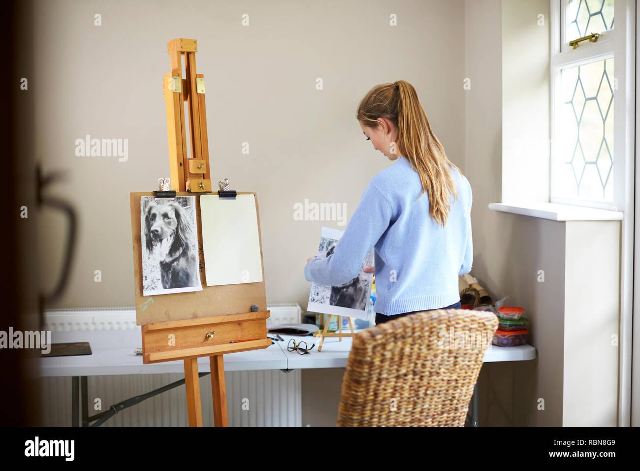 Femme artiste d'Adolescent La préparation d'appeler photo de chien à partir de photographie Banque D'Images