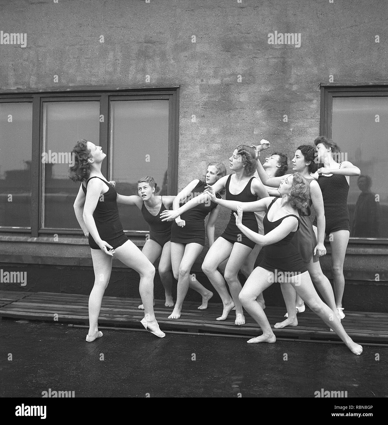 Les gymnastes, dans les années 40. Un groupe de femmes gymnastes s'entraînent ensemble sur un sommet d'un bâtiment. Photo Suède Kristoffersson Ref O7-1-6. Suède 1945 Banque D'Images