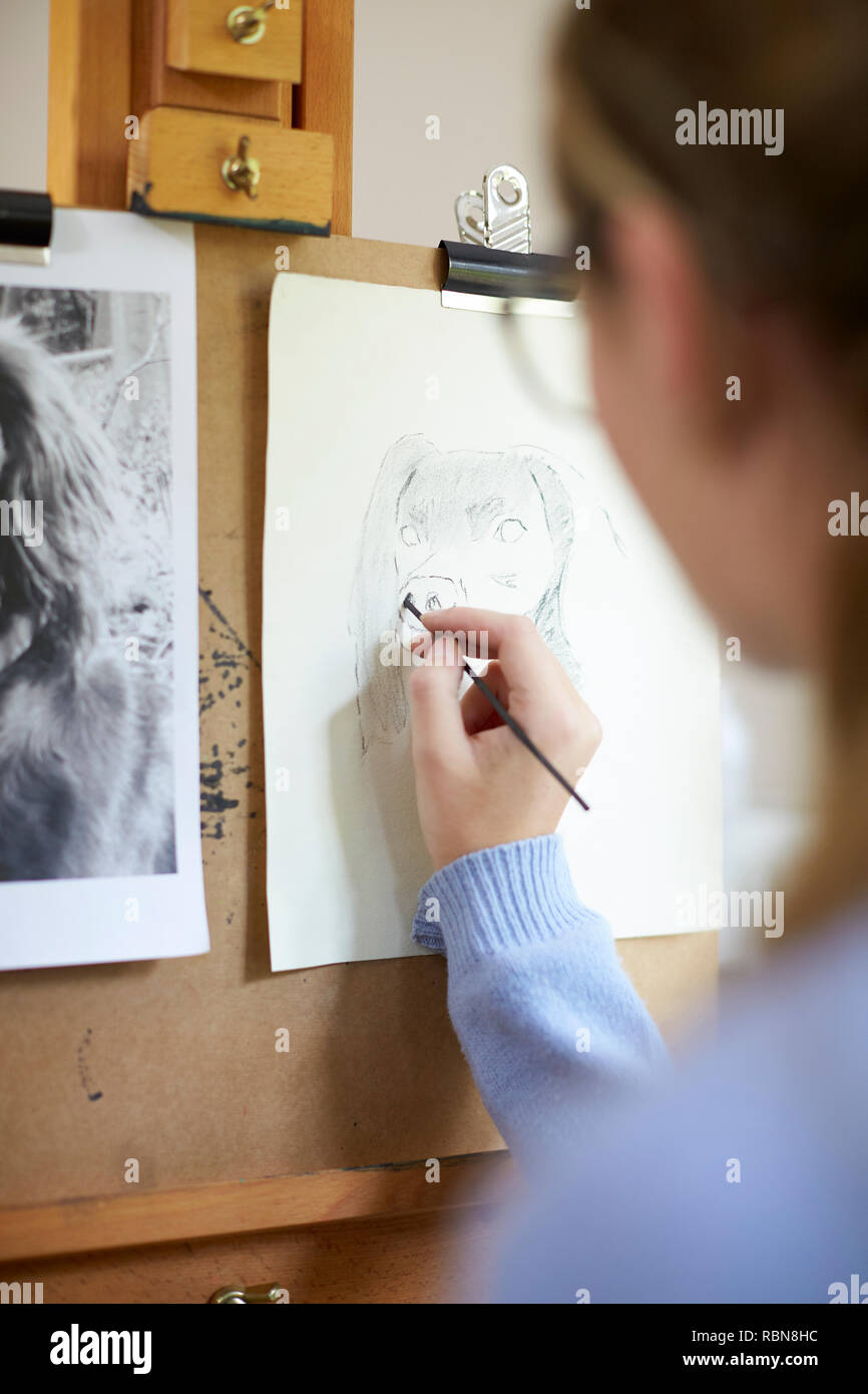 Portrait de femme artiste adolescent assis à dessin chevalet photo de chien à partir de photographie au charbon Banque D'Images