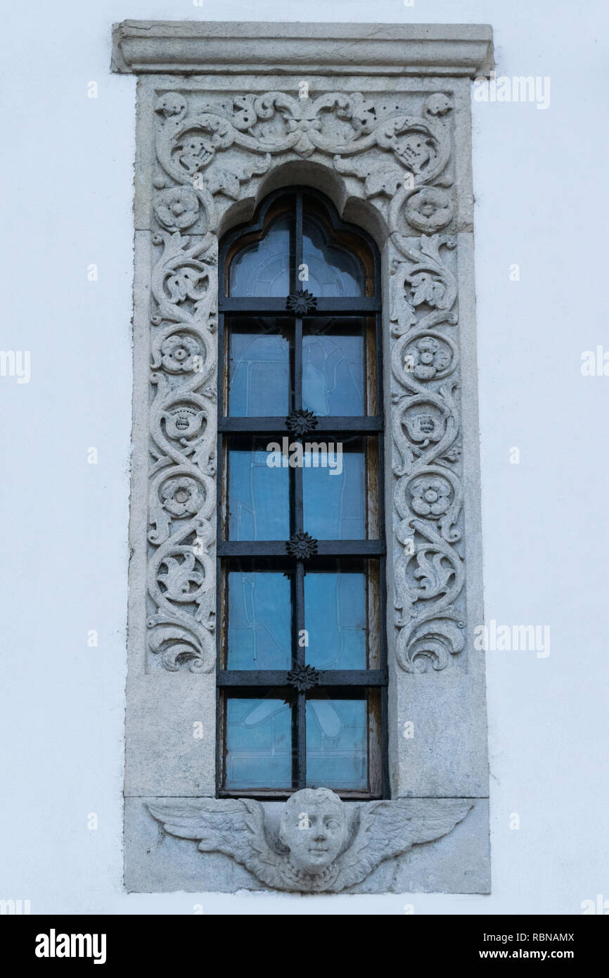 La fenêtre de l'église élaborée avec de beaux châssis Sculpté en pierre  Photo Stock - Alamy