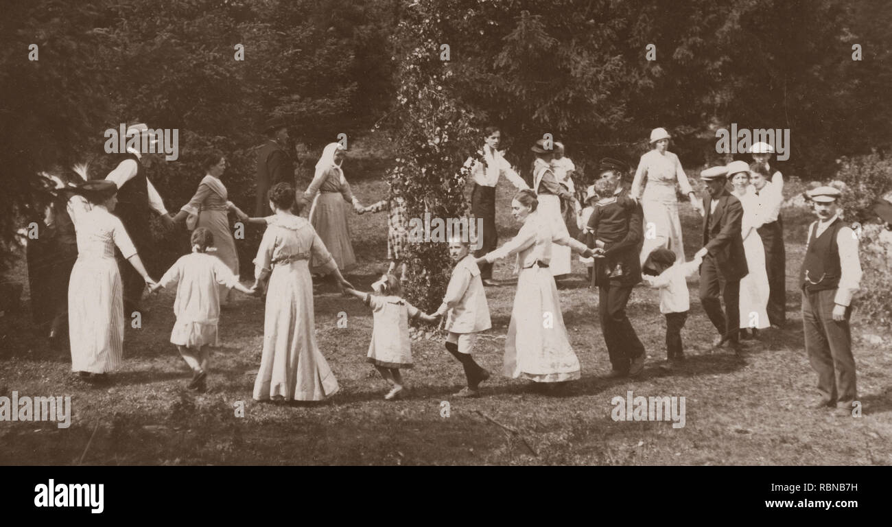 Songe d'une tradition en Suède. Dans le cadre des festivités un Maypole est ressuscité, hommes, femmes et enfants se réunissent pour danser autour de lui. La Suède au début du xxe siècle. Banque D'Images