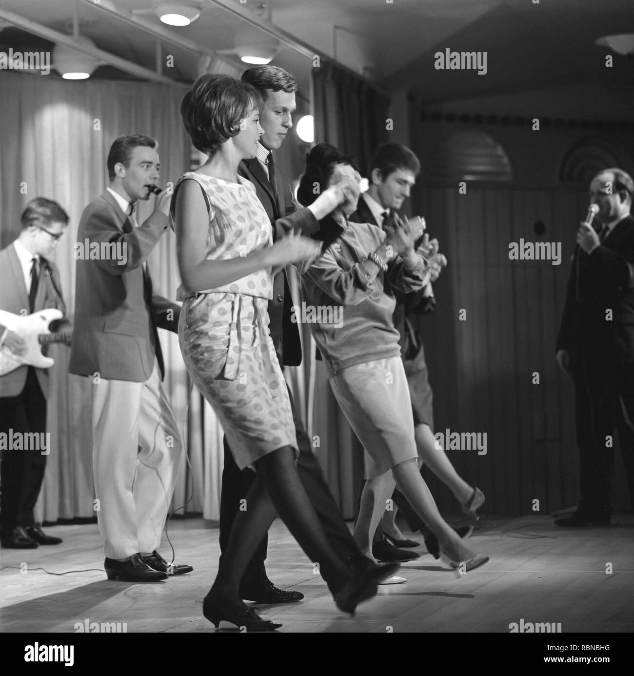 Danser dans les années 60. Le Hully Gully est danse rendue populaire et ici sont des hommes et des femmes dansant le nouvel engouement. Hully Gully est un type de danse en ligne non structurées et consistait en une série d'étapes et était relativement simple et facile à exécuter. Hully Gully peut être vu effectué par l'acteur John Belushi dans le film Blues Brothers. Banque D'Images