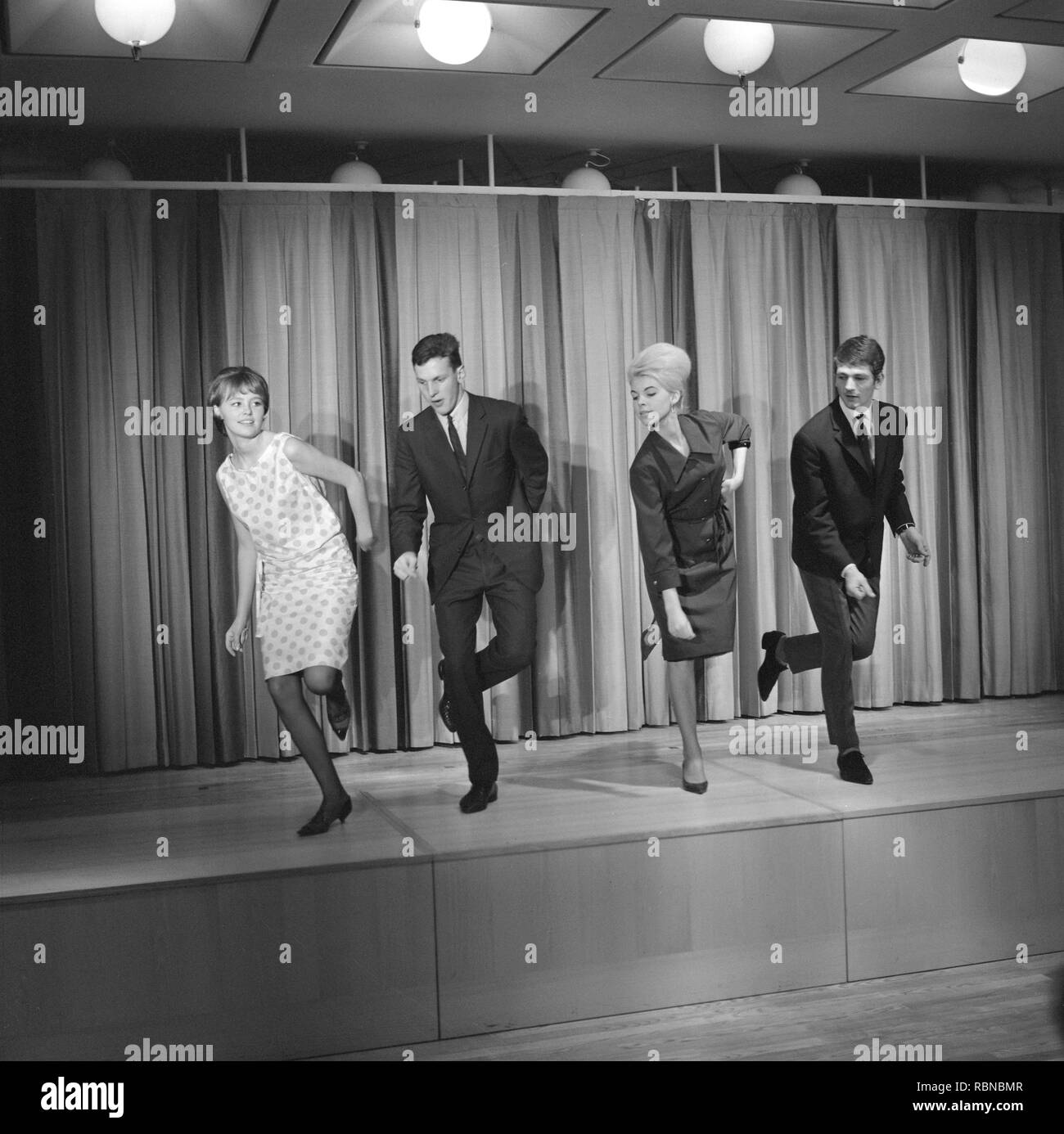 Danser dans les années 60. Le Hully Gully est danse rendue populaire et ici sont des hommes et des femmes dansant le nouvel engouement. Hully Gully est un type de danse en ligne non structurées et consistait en une série d'étapes et était relativement simple et facile à exécuter. Hully Gully peut être vu effectué par l'acteur John Belushi dans le film Blues Brothers. Banque D'Images